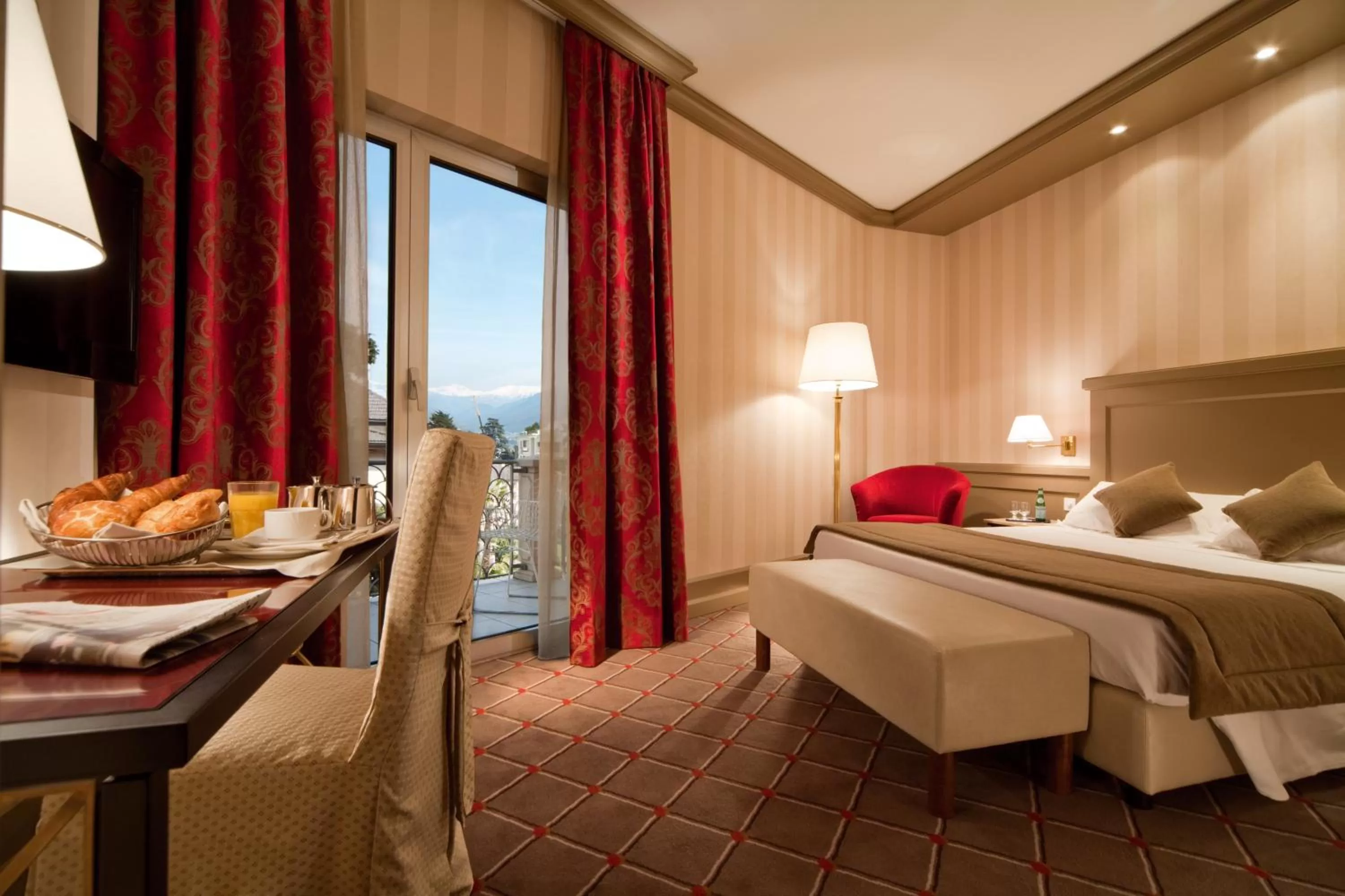 Double or Twin Room with Balcony and Lake View in Hotel De La Paix