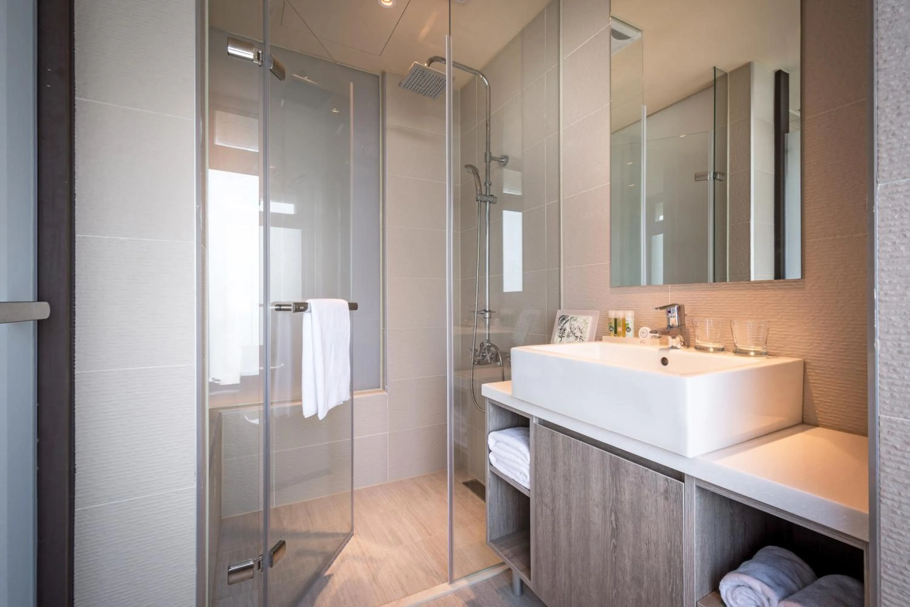 Twin Room with City View and Balcony in Wallsun Hotel