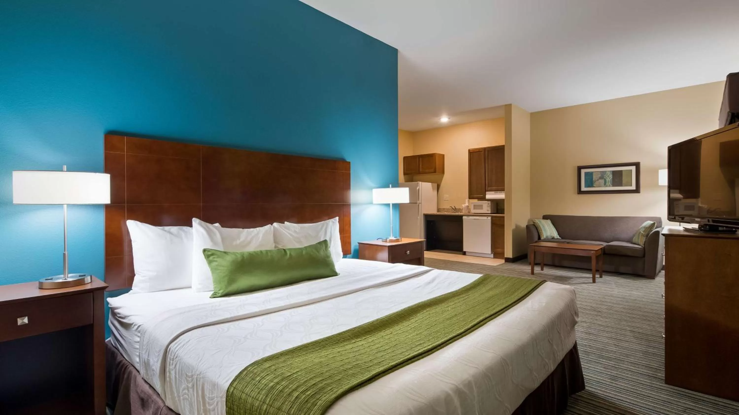 King Suite with Sofa Bed in Best Western Plus Patterson Park Inn