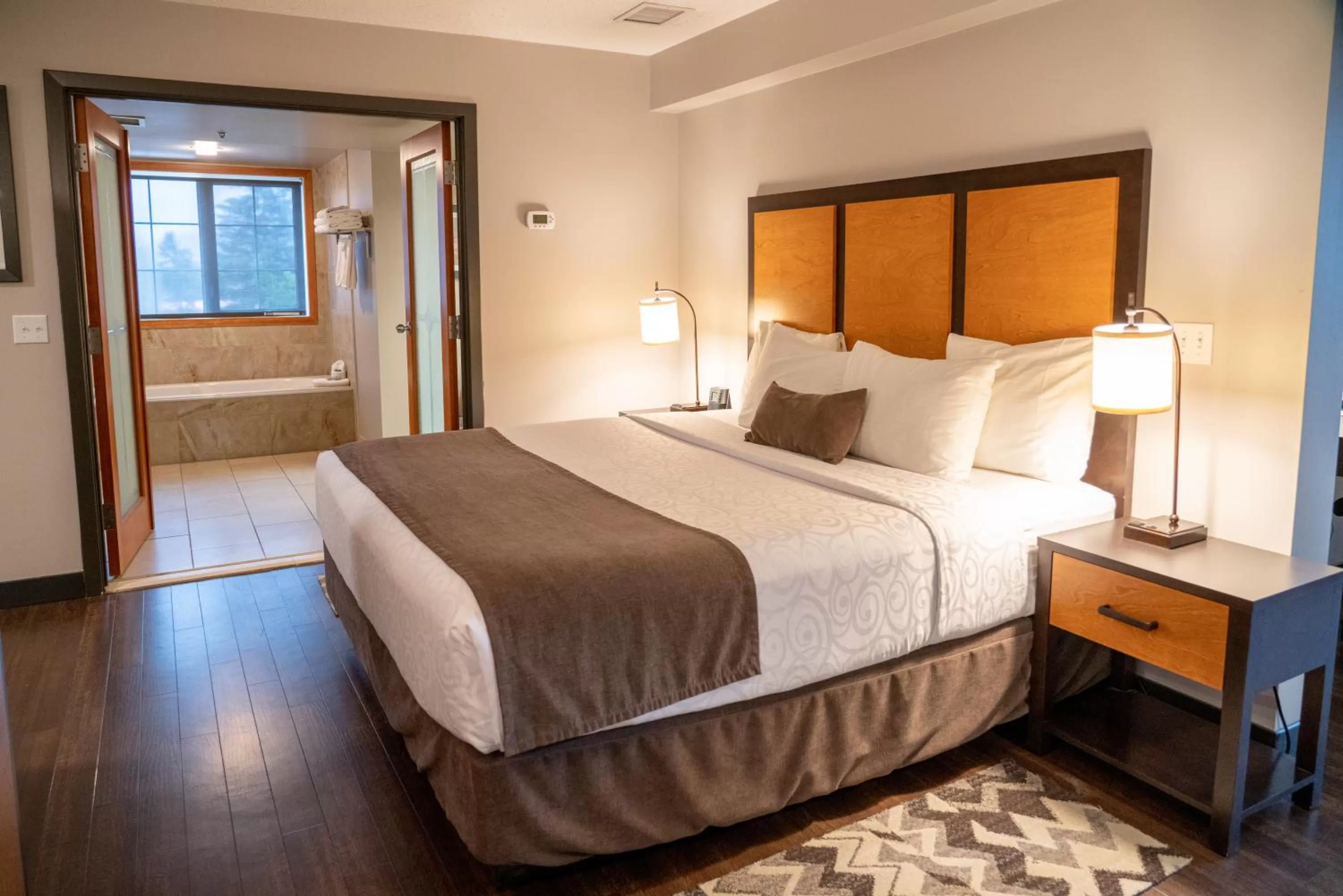 Deluxe King Suite in Pocaterra Inn & Waterslide