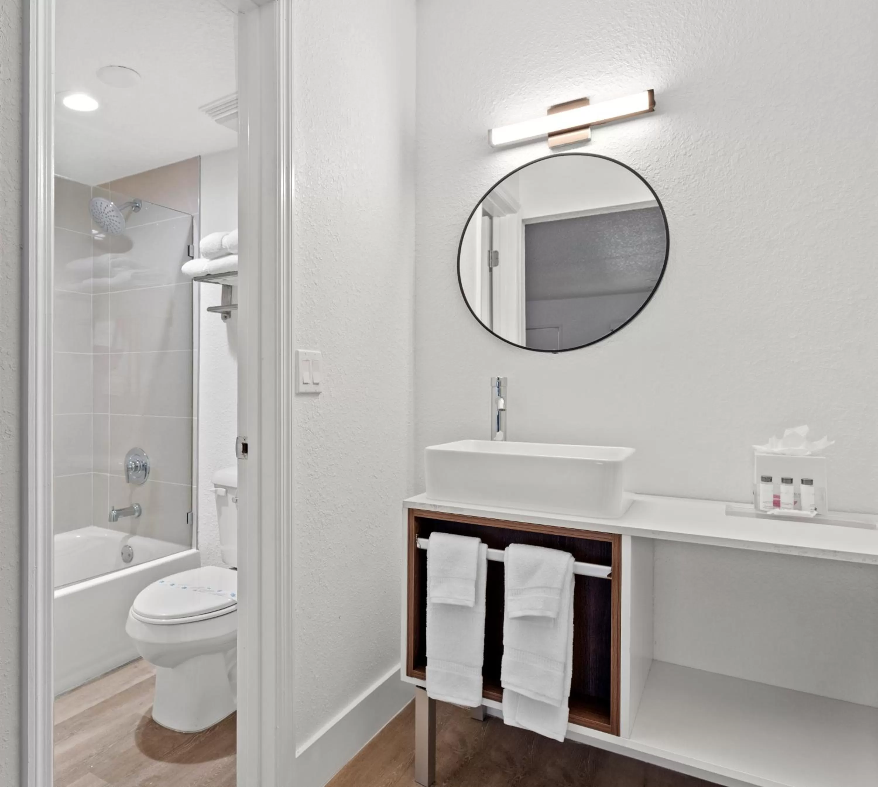 King Suite with Courtyard View, Non-Smoking in Baymont by Wyndham Jacksonville Airport