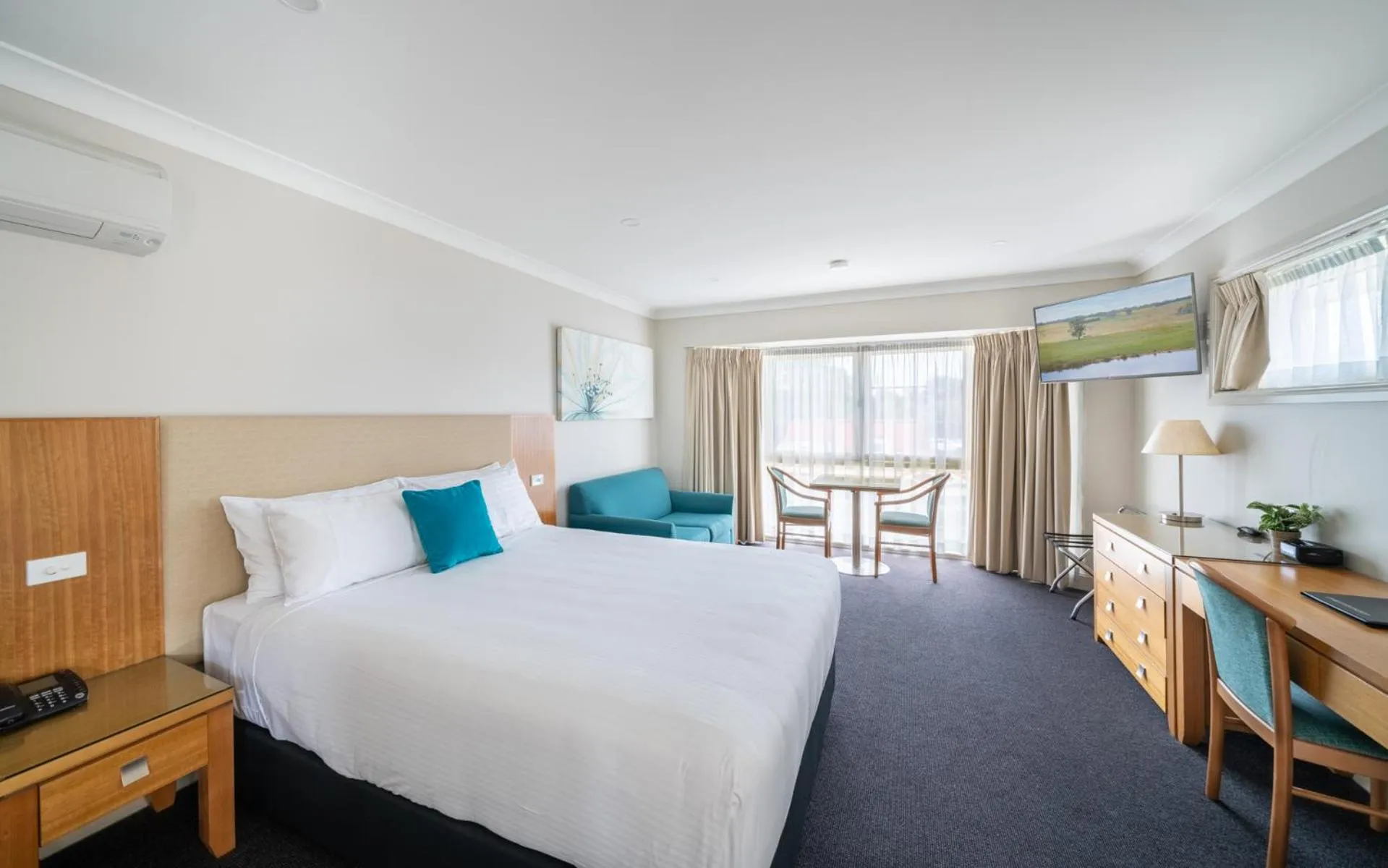 Deluxe Queen Room in Heritage Inn Bathurst