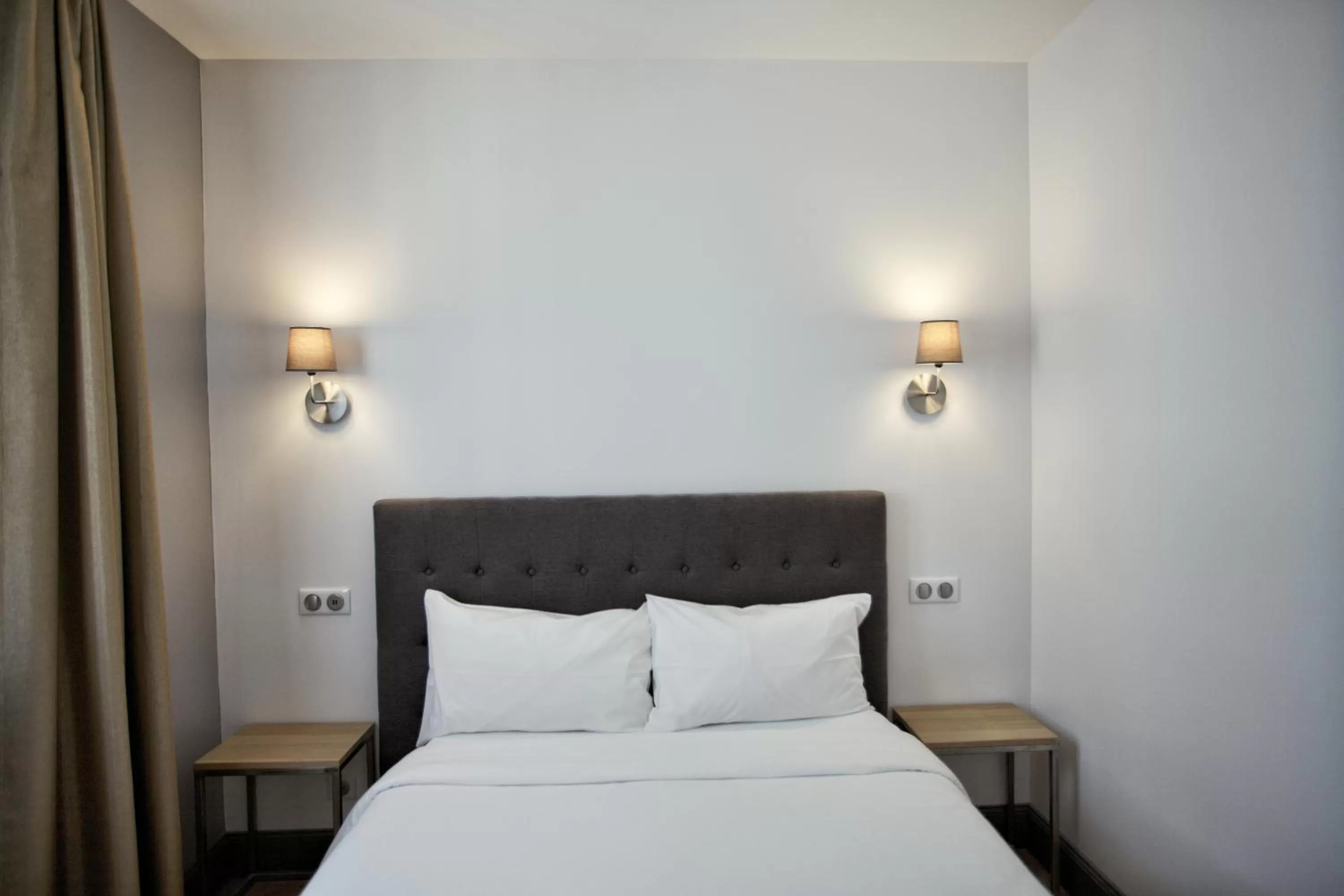 Standard Queen Room - single occupancy in Hôtel Henri IV