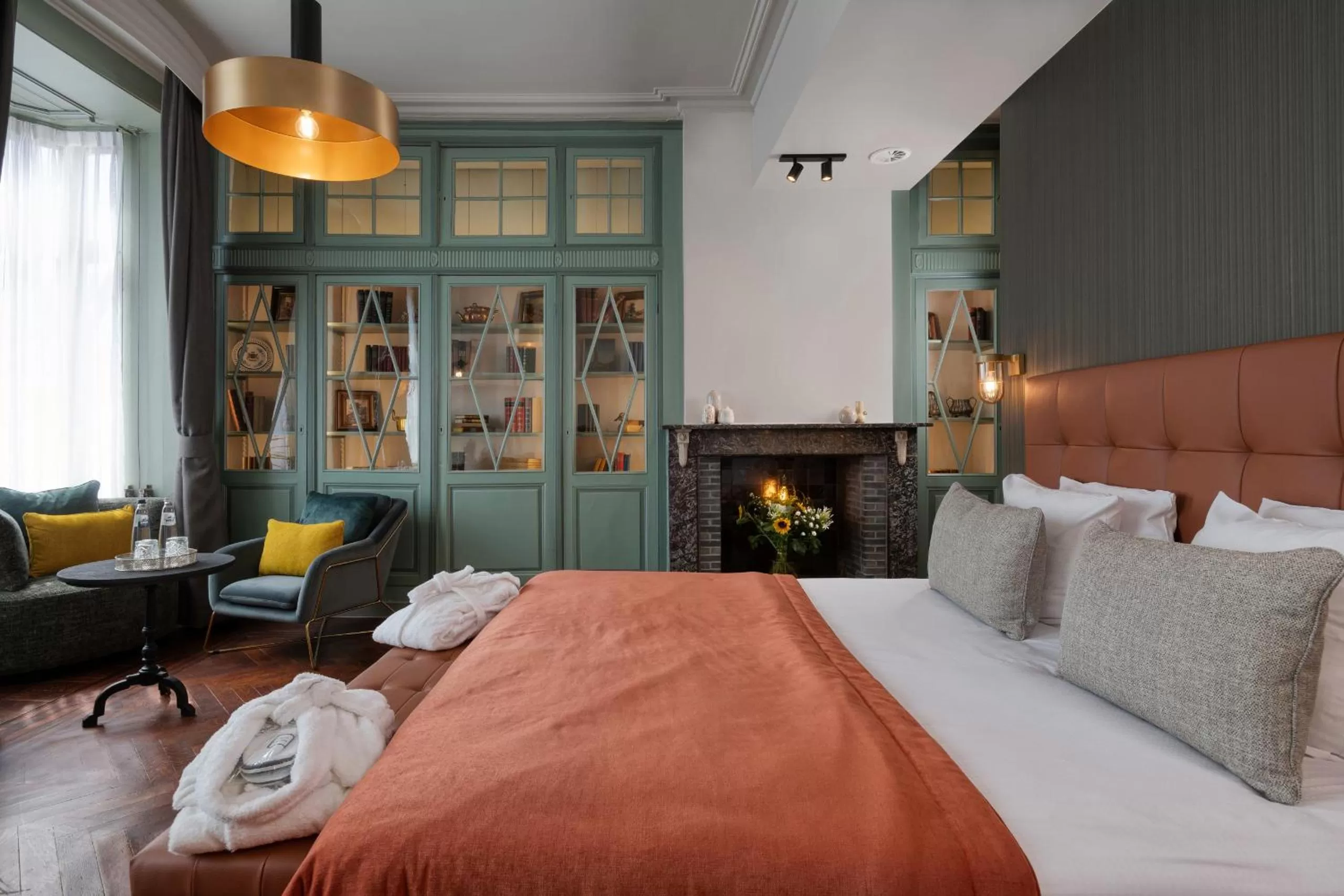 Library room with canal view in Martin's Relais