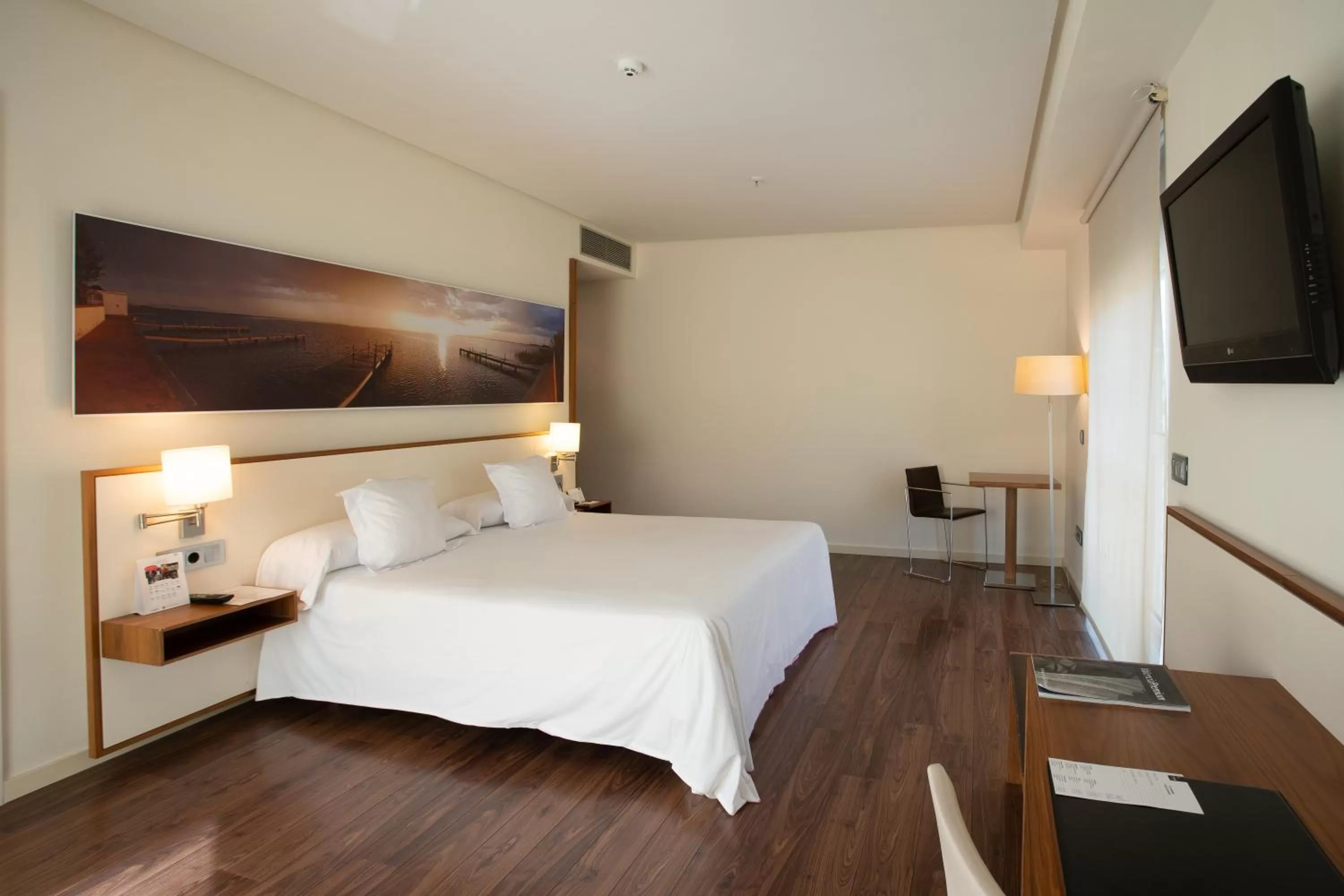 Queen Room with Pool View in Primus Valencia