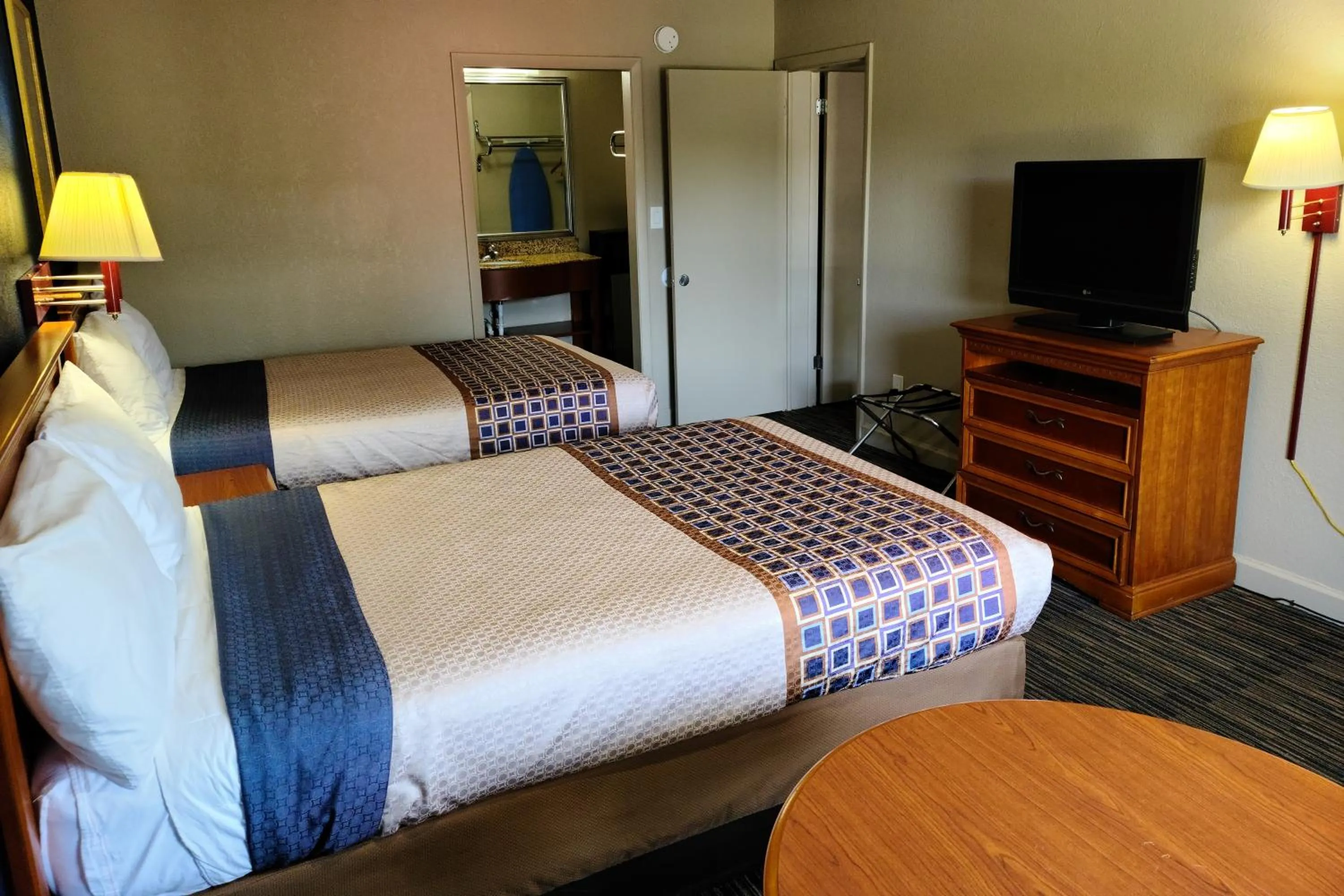 Double Room with Two Double Beds - Smoking in Travelodge by Wyndham Williamsburg Colonial Area