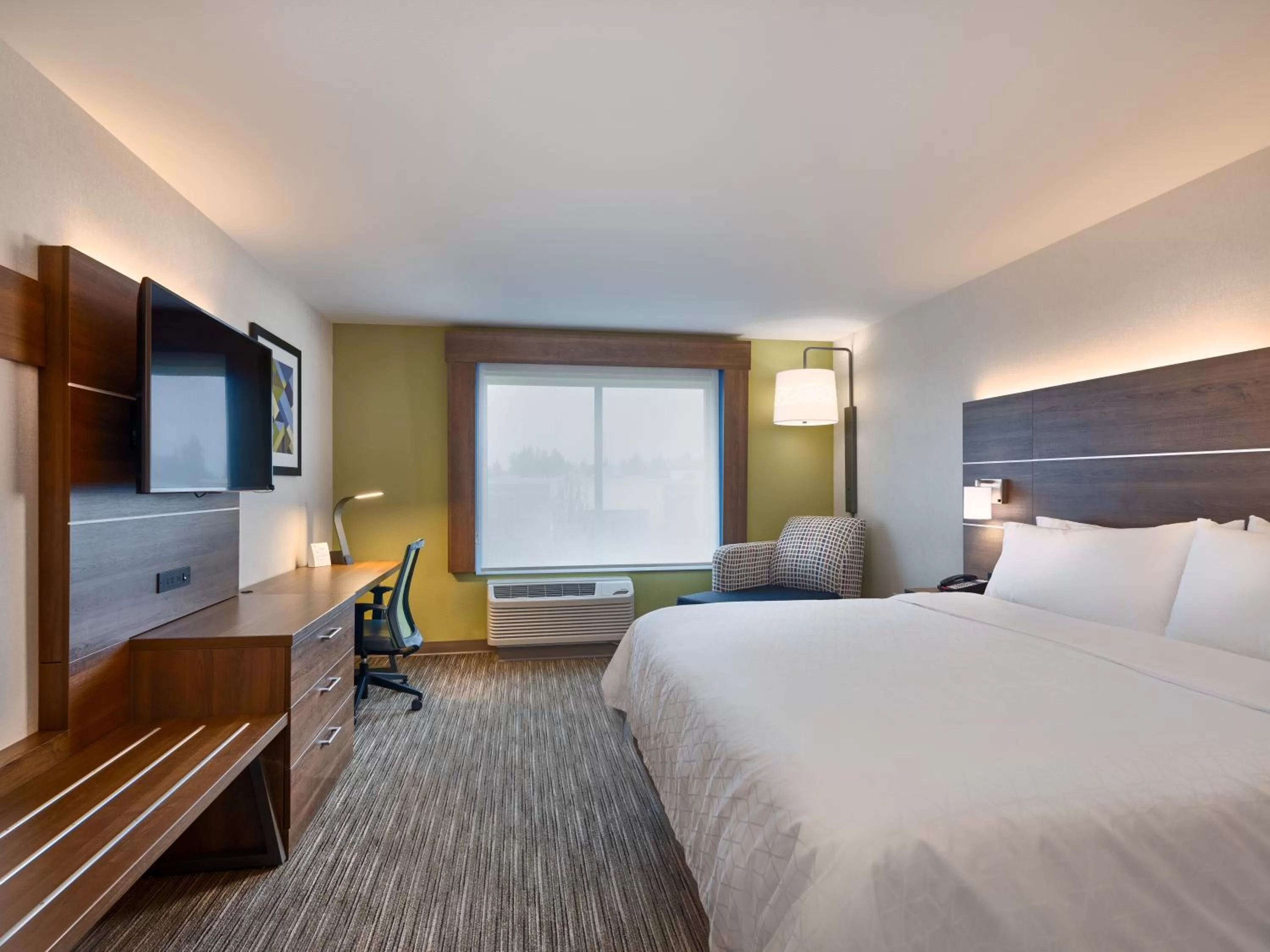 King Room - Hearing Accessible - Roll-in Shower in Holiday Inn Express & Suites Salem North - Keizer, an IHG Hotel
