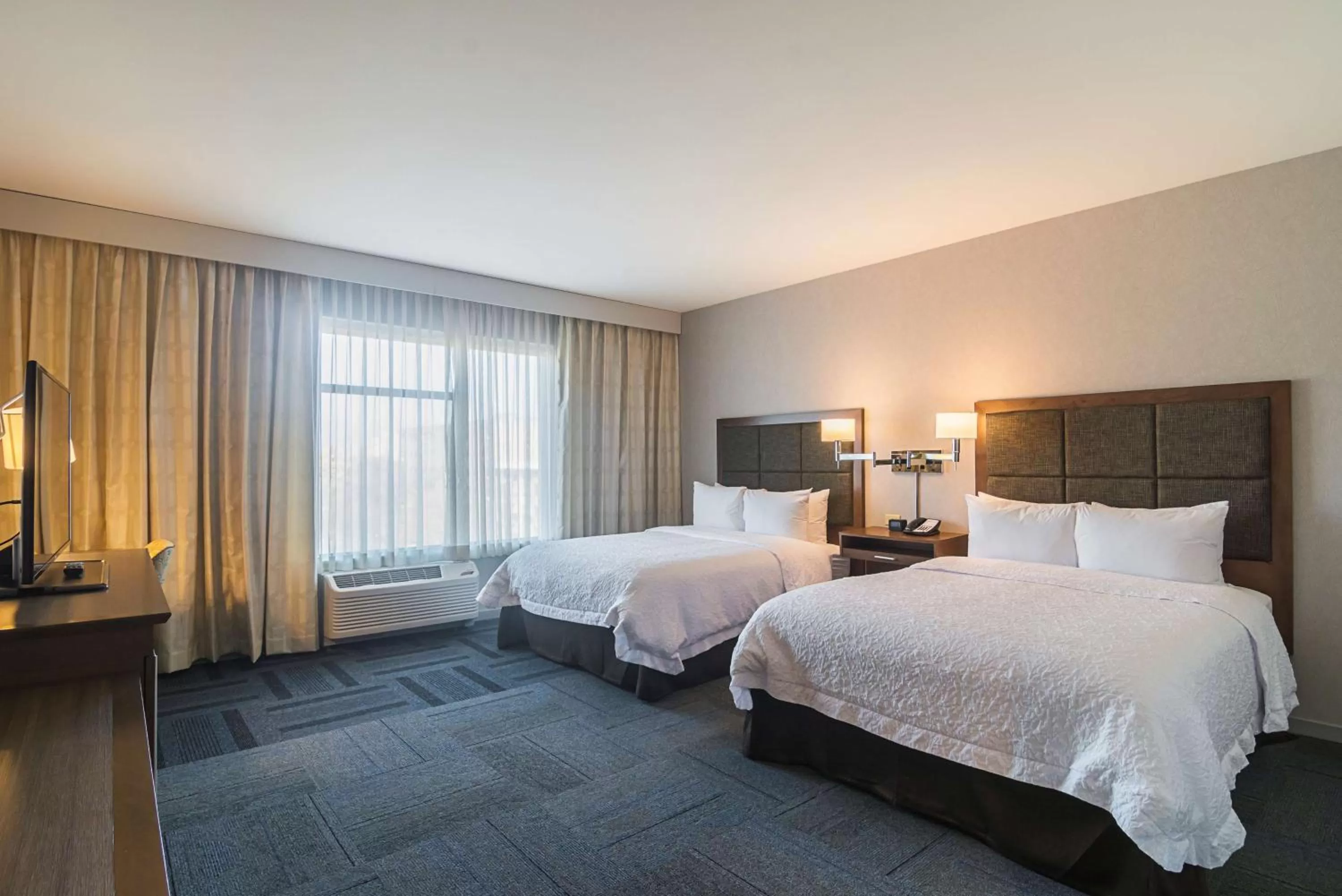 Queen Room with Two Queen Beds - Mobility Access/Non-Smoking in Hampton Inn Chicago North-Loyola Station, Il