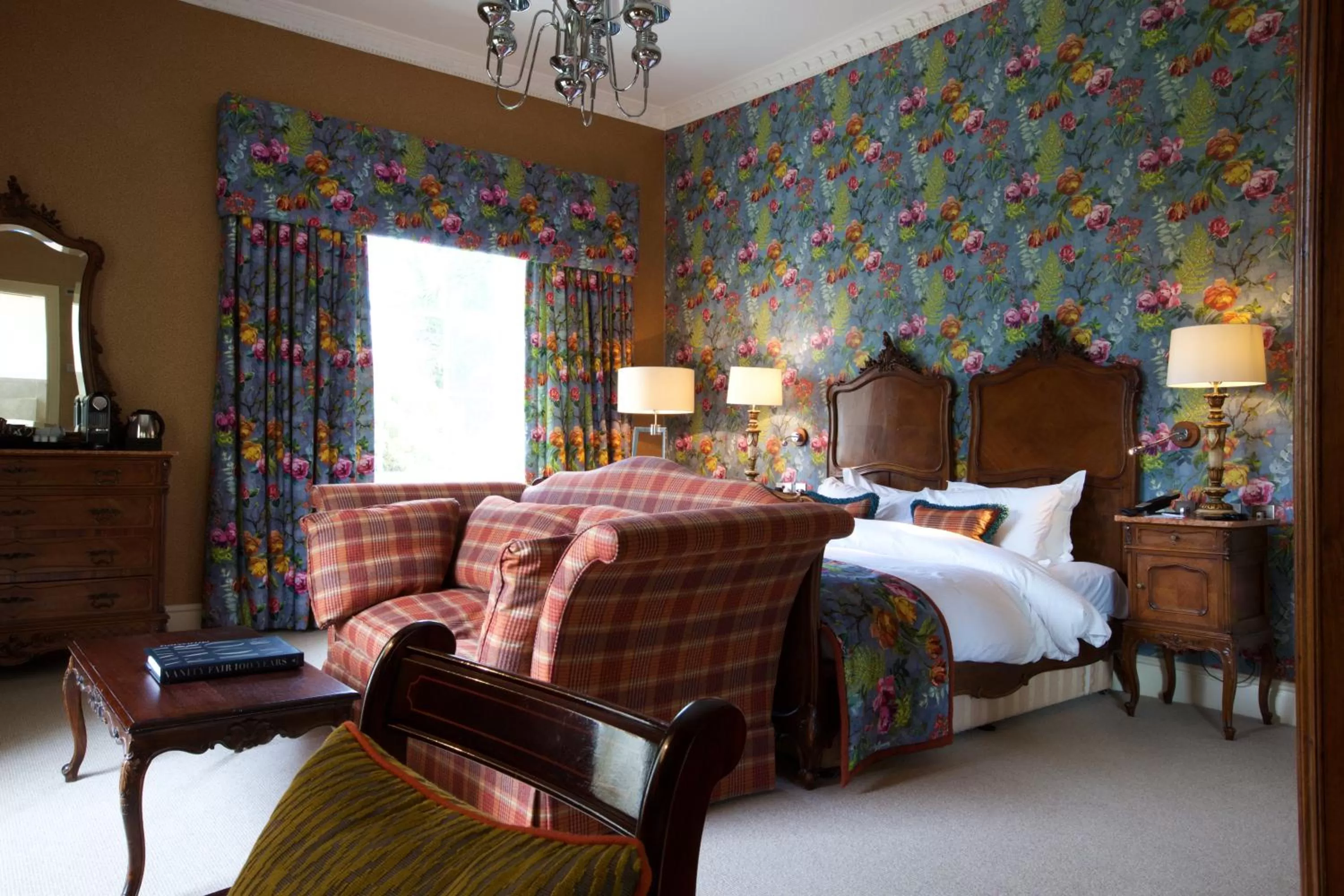 Deluxe Room with Lake View in Storrs Hall Hotel