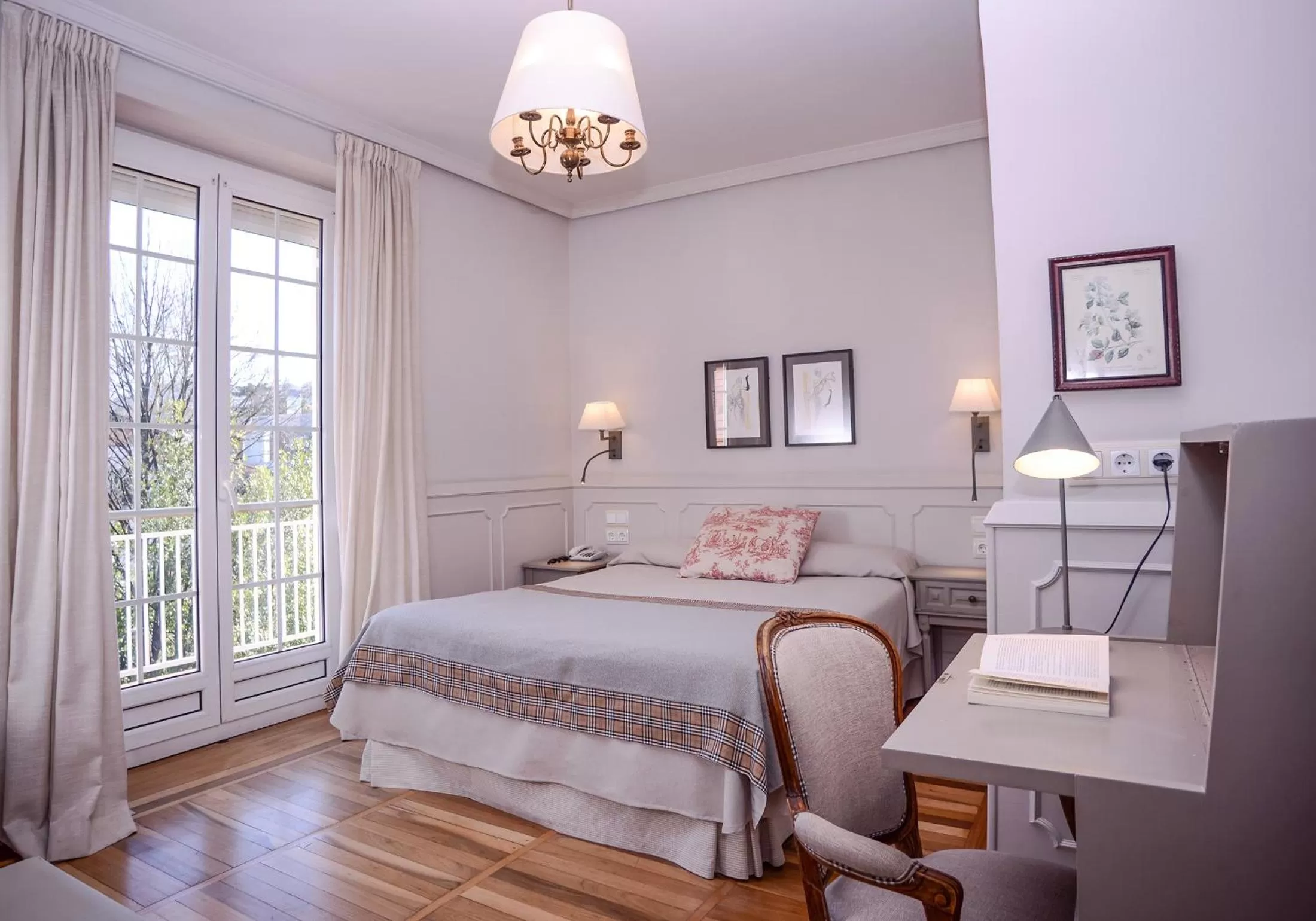 Double Room with Balcony in Hotel Alcazar Irun