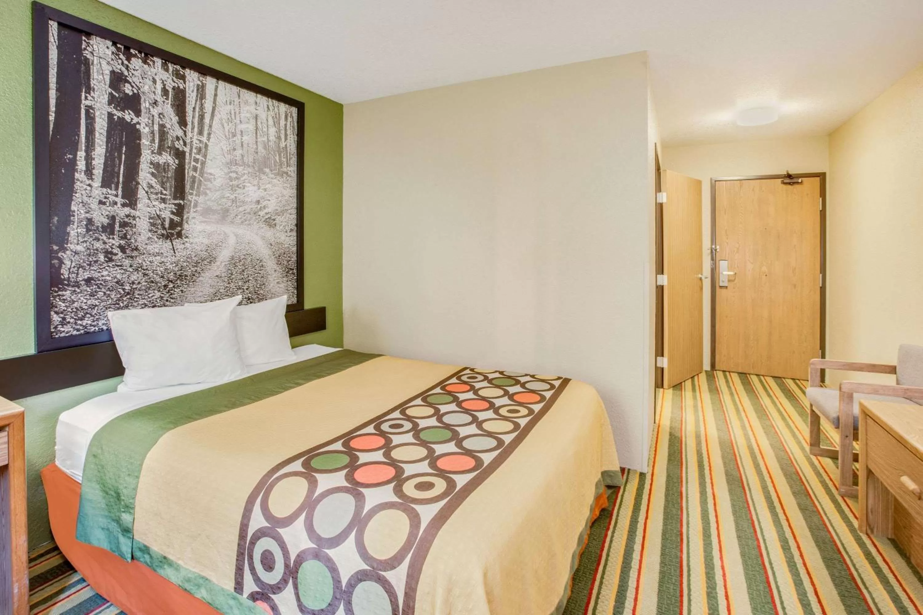 Queen Room - Mobility Access/Non-Smoking in Super 8 by Wyndham Grayling