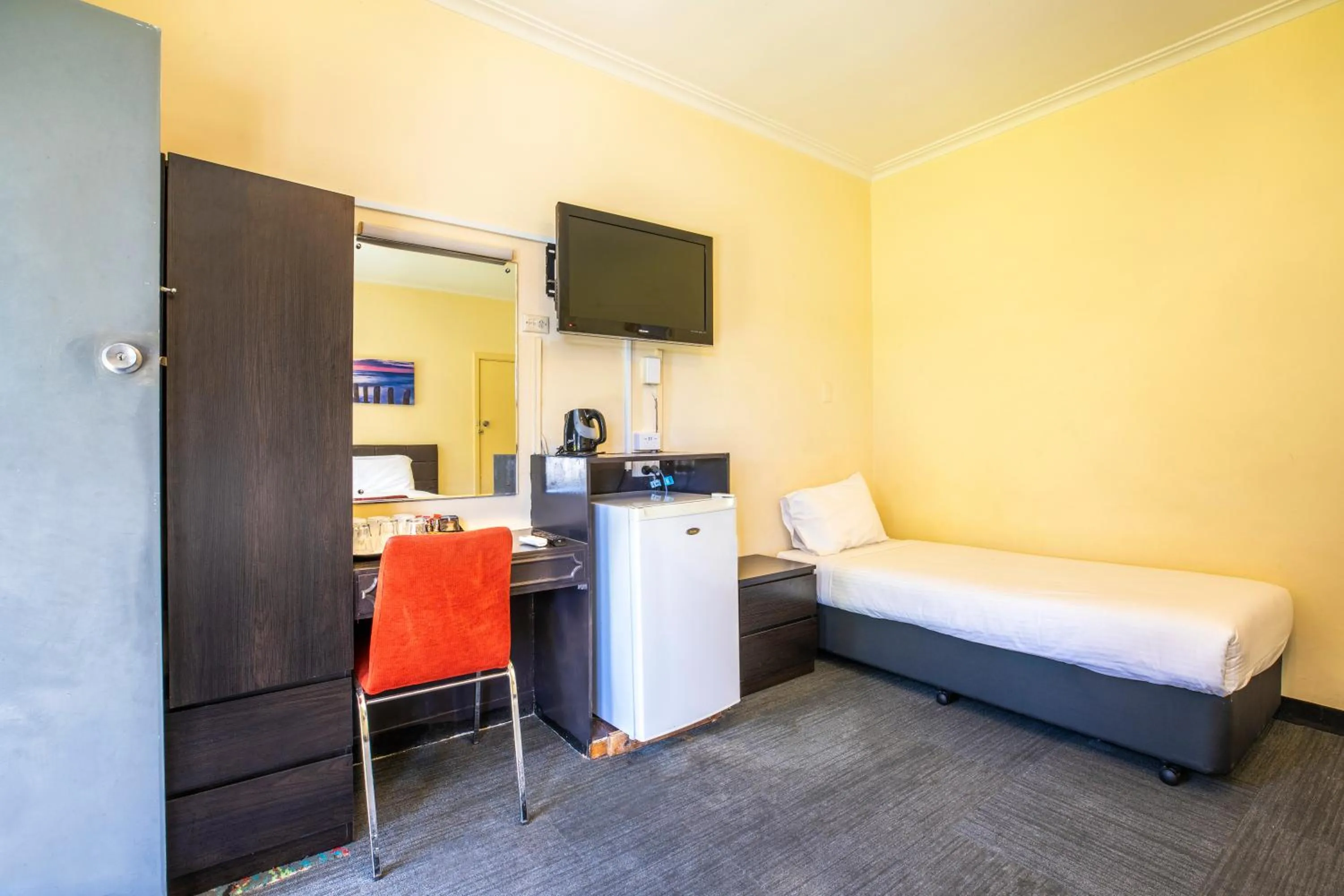 Queen and Single Studio in Links Hotel