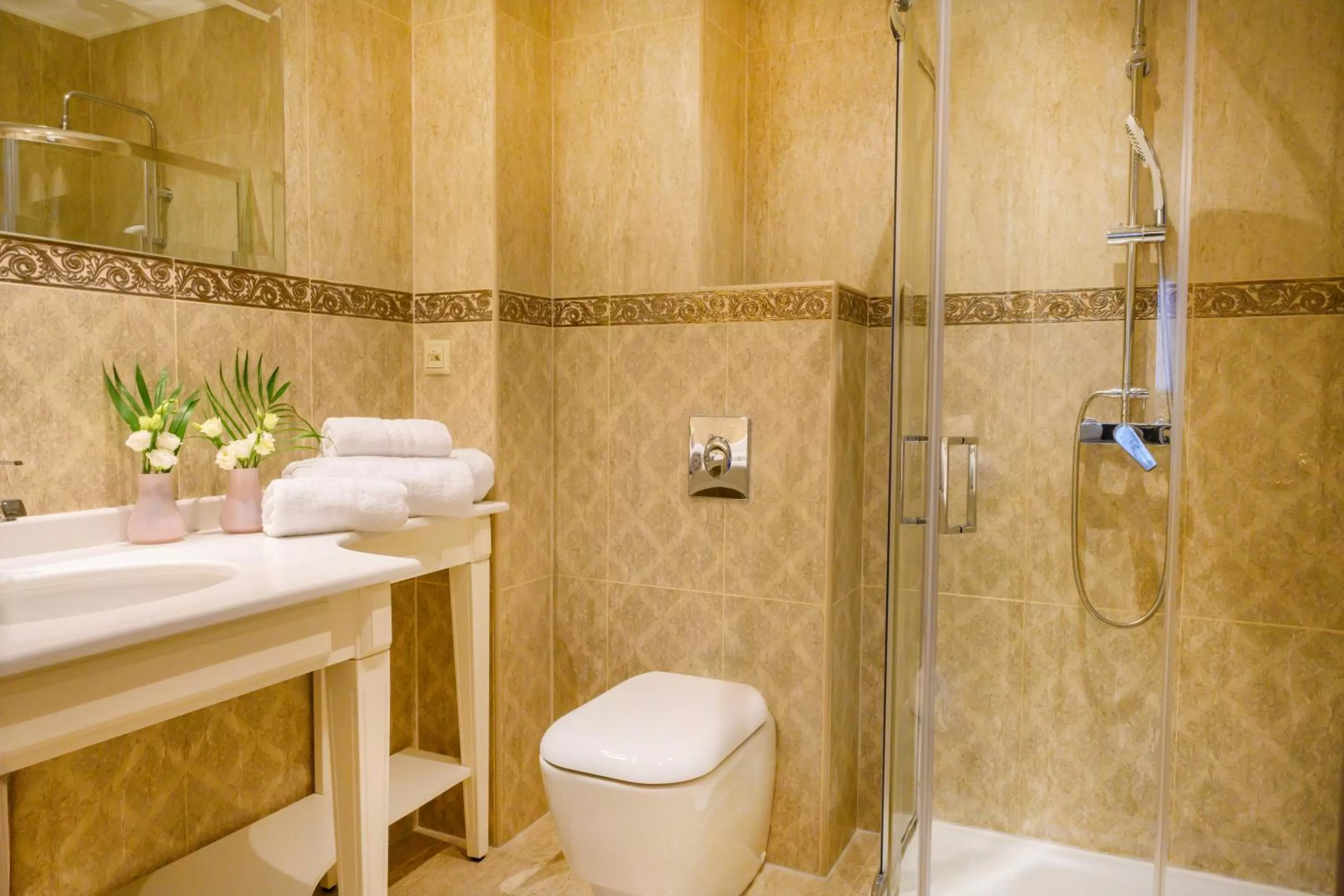 Deluxe Family Suite - single occupancy in Emerald Suites