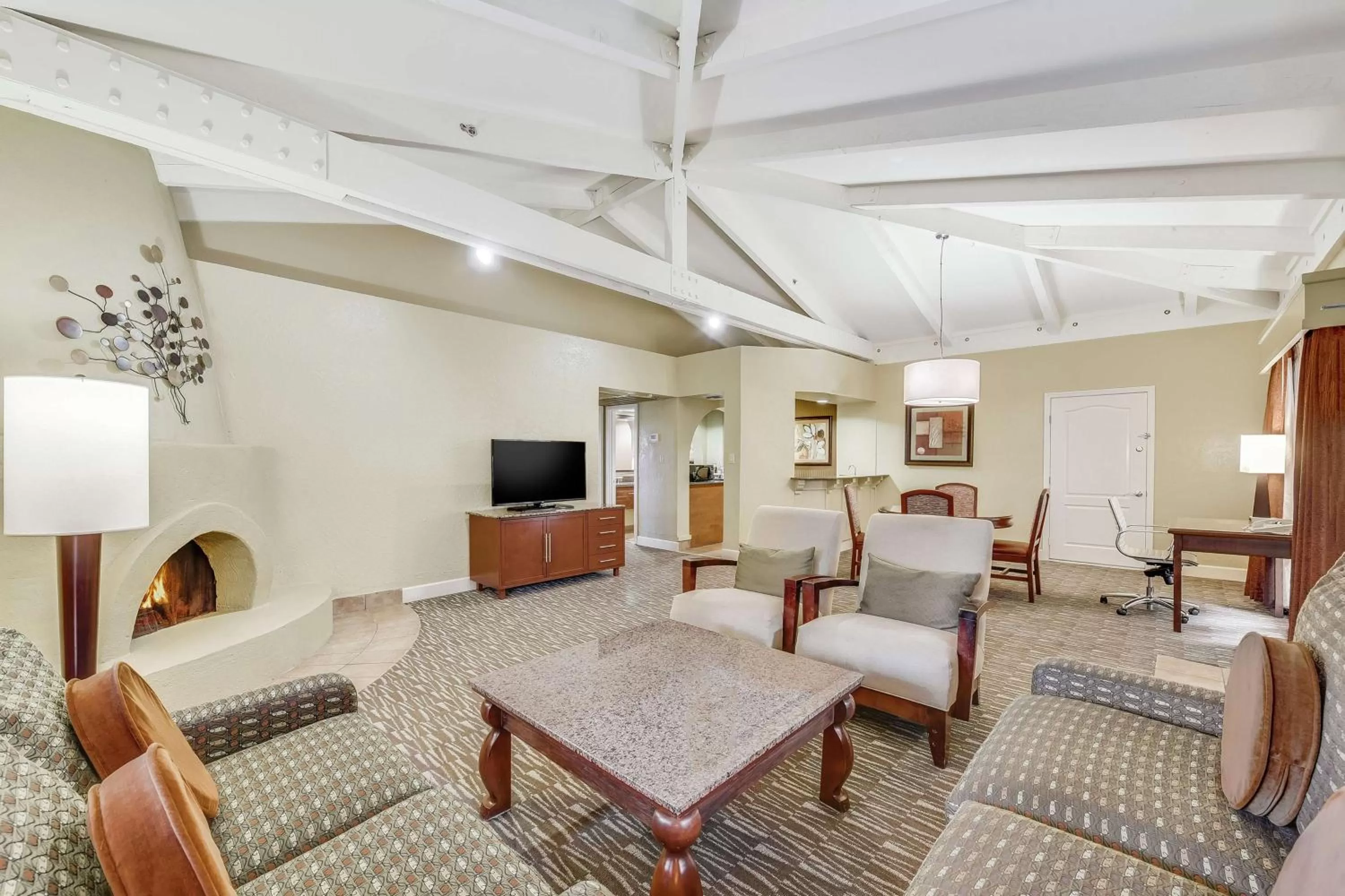 Signature King Room with Bath Tub - Hearing Accessible  in Hilton Phoenix Tapatio Cliffs Resort