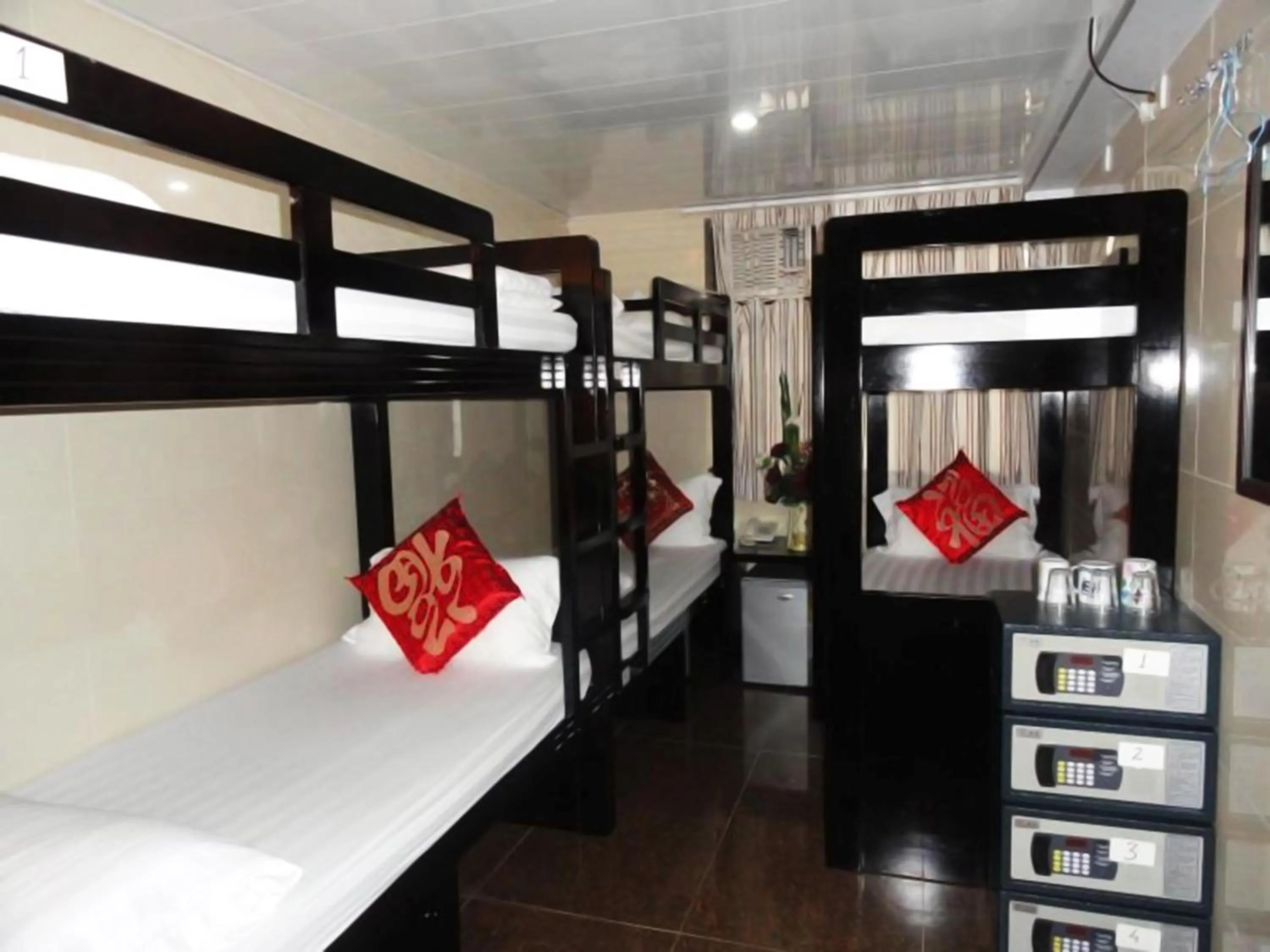 Bed in 6-Bed Dormitory Room in Paris Guest House DHILLON HOTEL HK LTD 24 HOUR RECEPTION BLOCK D E 10F