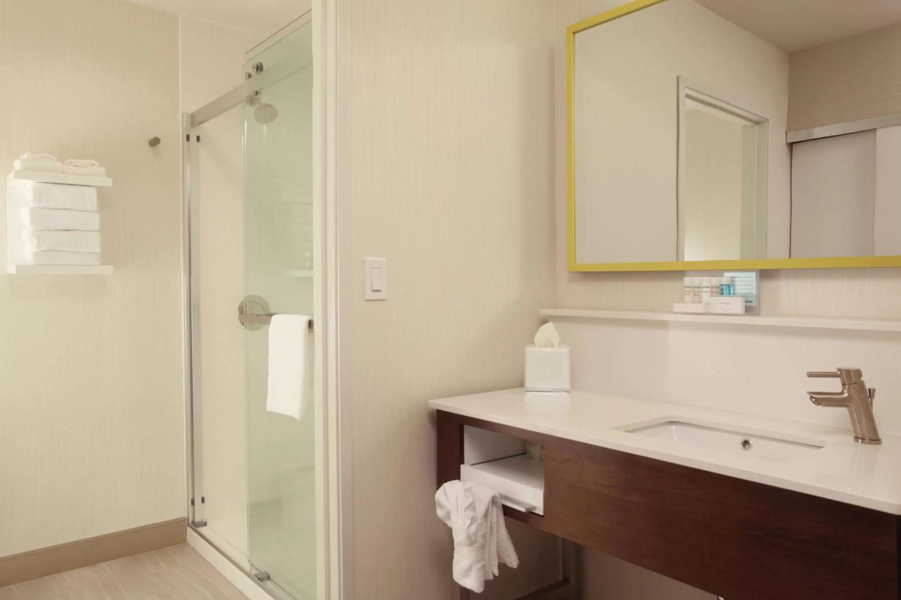 King Room with River View and Balcony - Non-Smoking in Hampton Inn Richland-Tri Cities