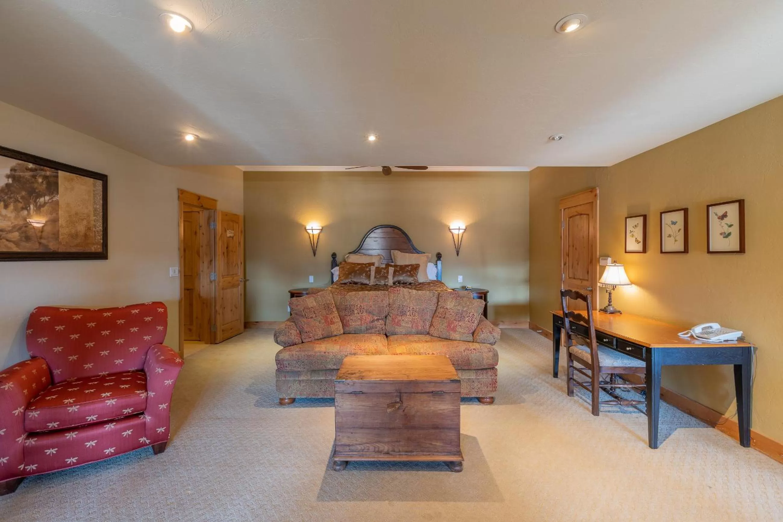 King Suite with Balcony in Nordic Inn