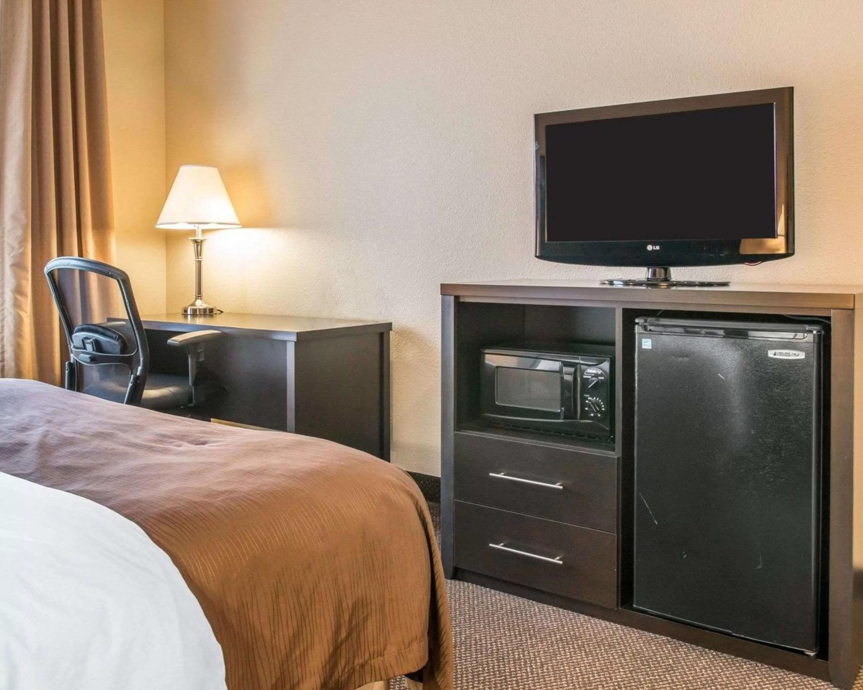King Suite with Spa Bath in Quality Inn & Suites Niles