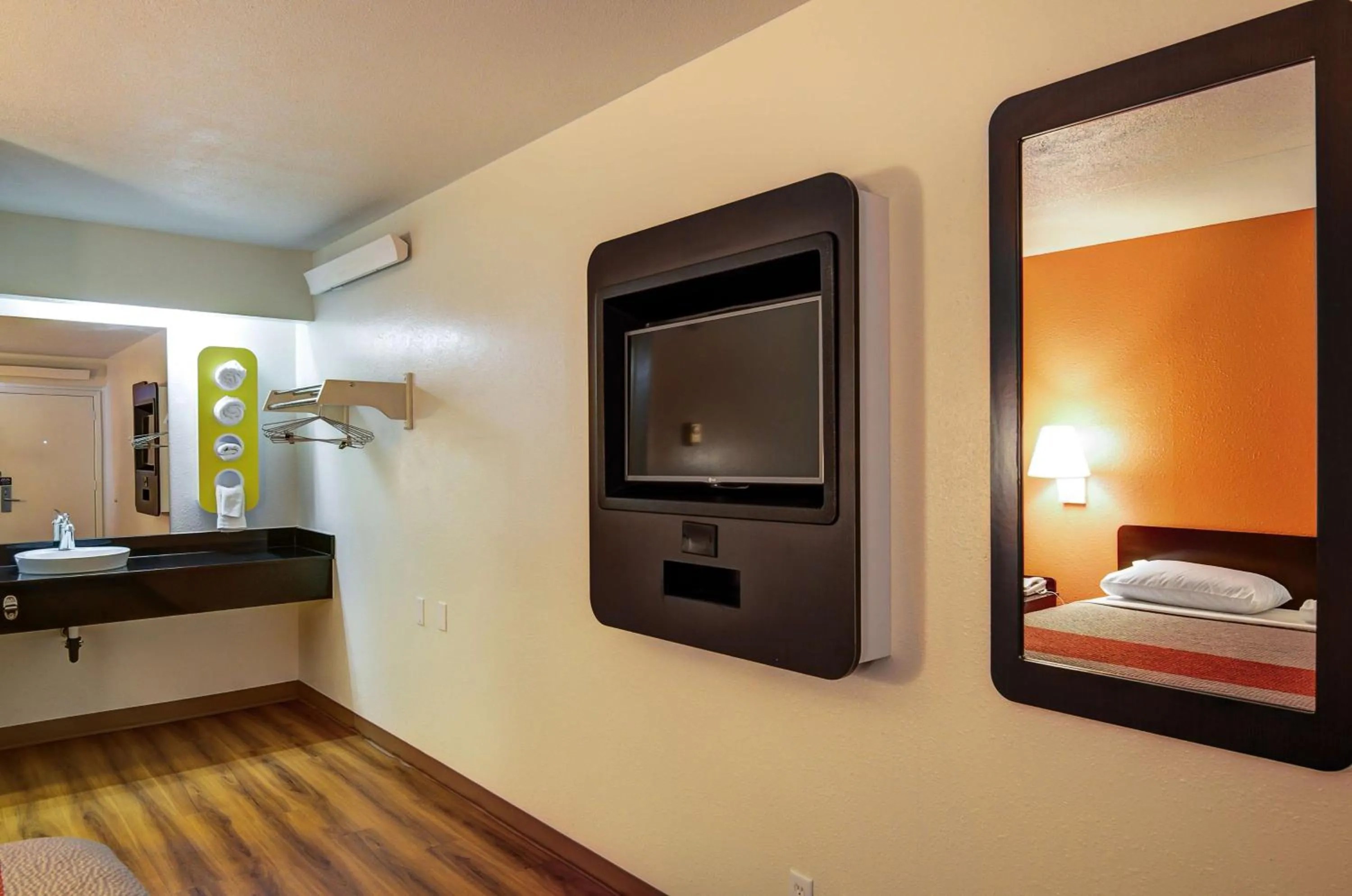 Deluxe Queen Room - single occupancy - Non-Smoking in Motel 6-Springfield, MO - North