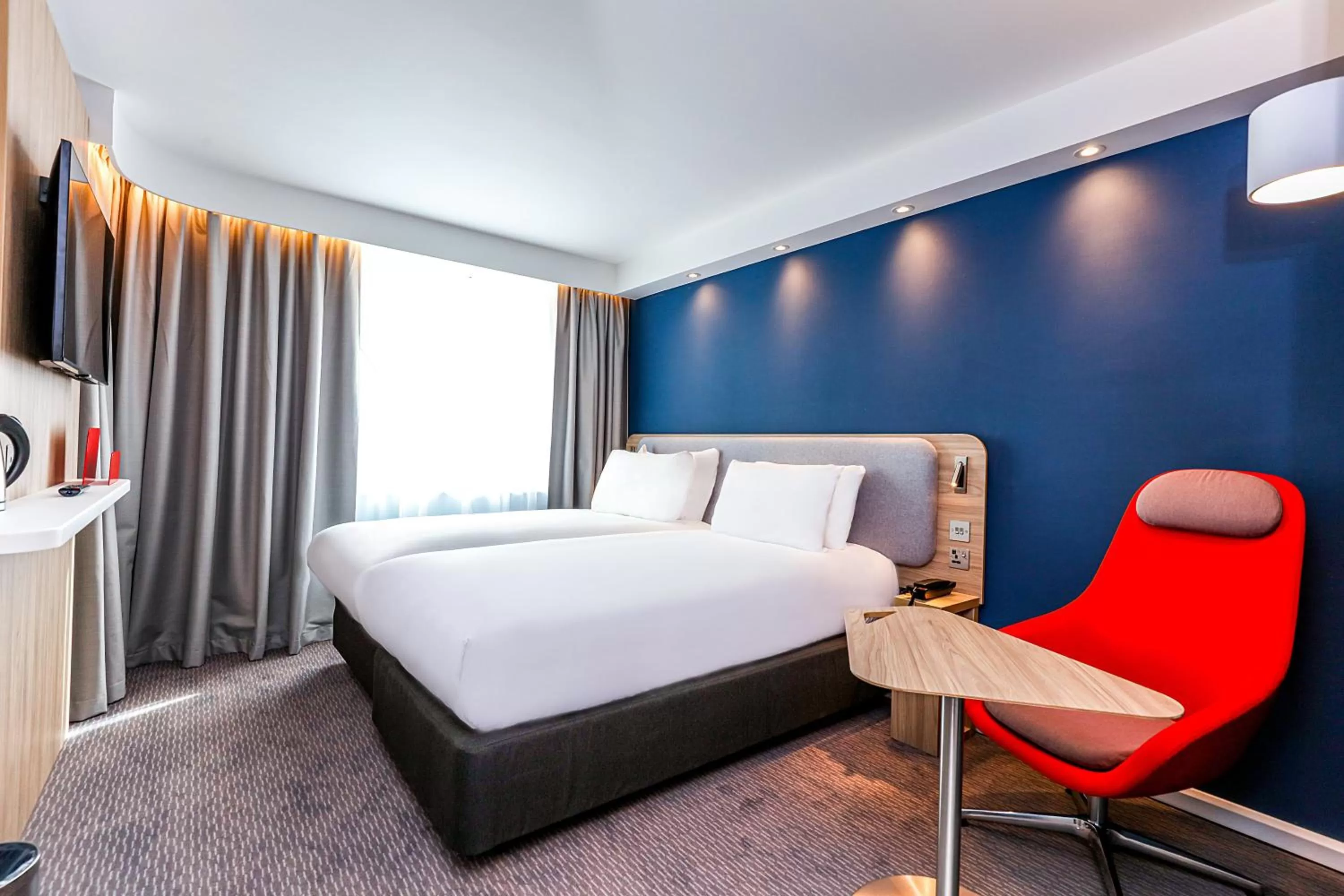 Standard Twin Room with Free Hot Breakfast in Holiday Inn Express - Bicester, an IHG Hotel