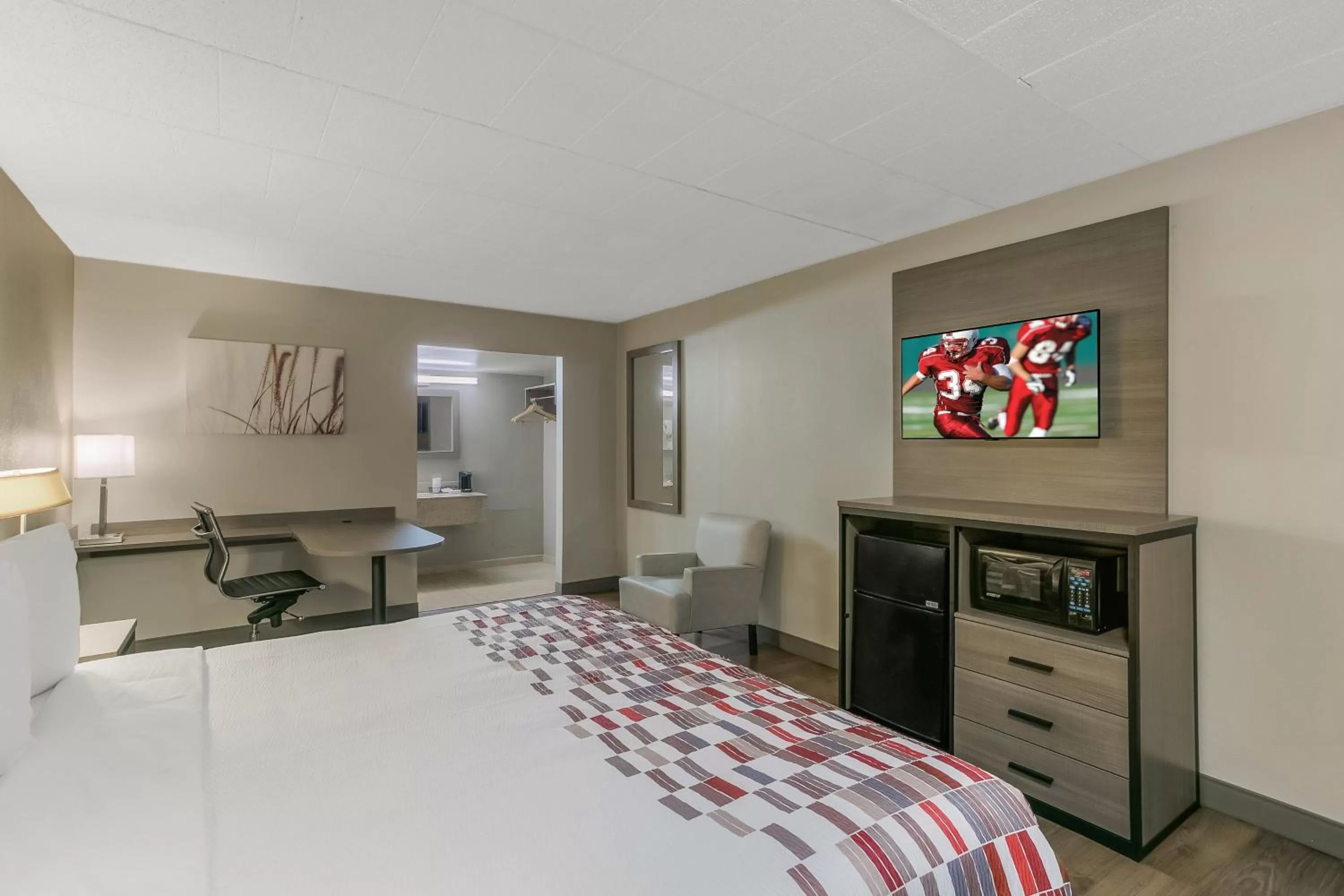 Superior King Room Smoking in Red Roof Inn Baltimore