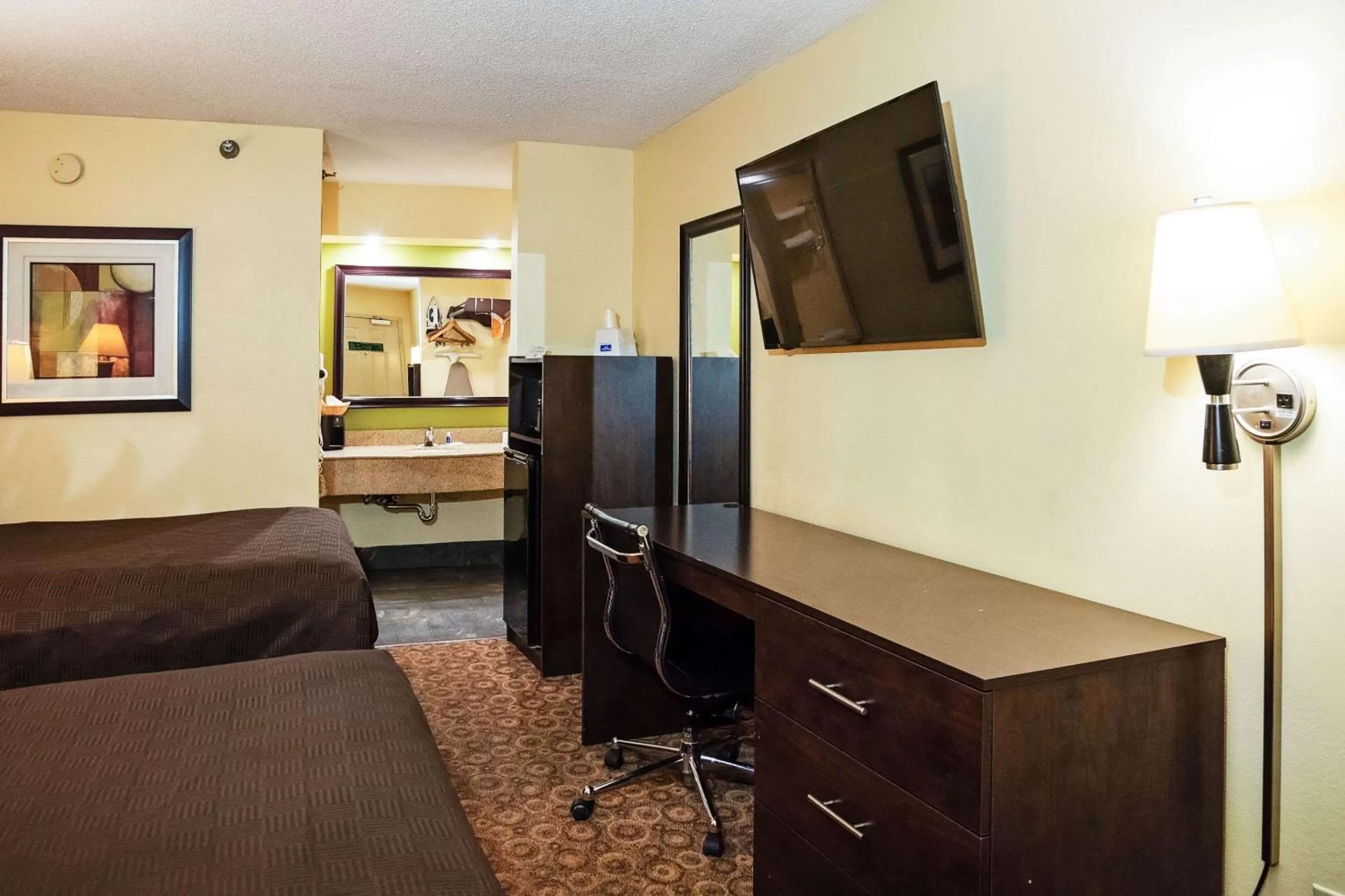 Deluxe Double Room with Two Double Beds in Rodeway Inn & Suites Clarksville near Governors Square Mall