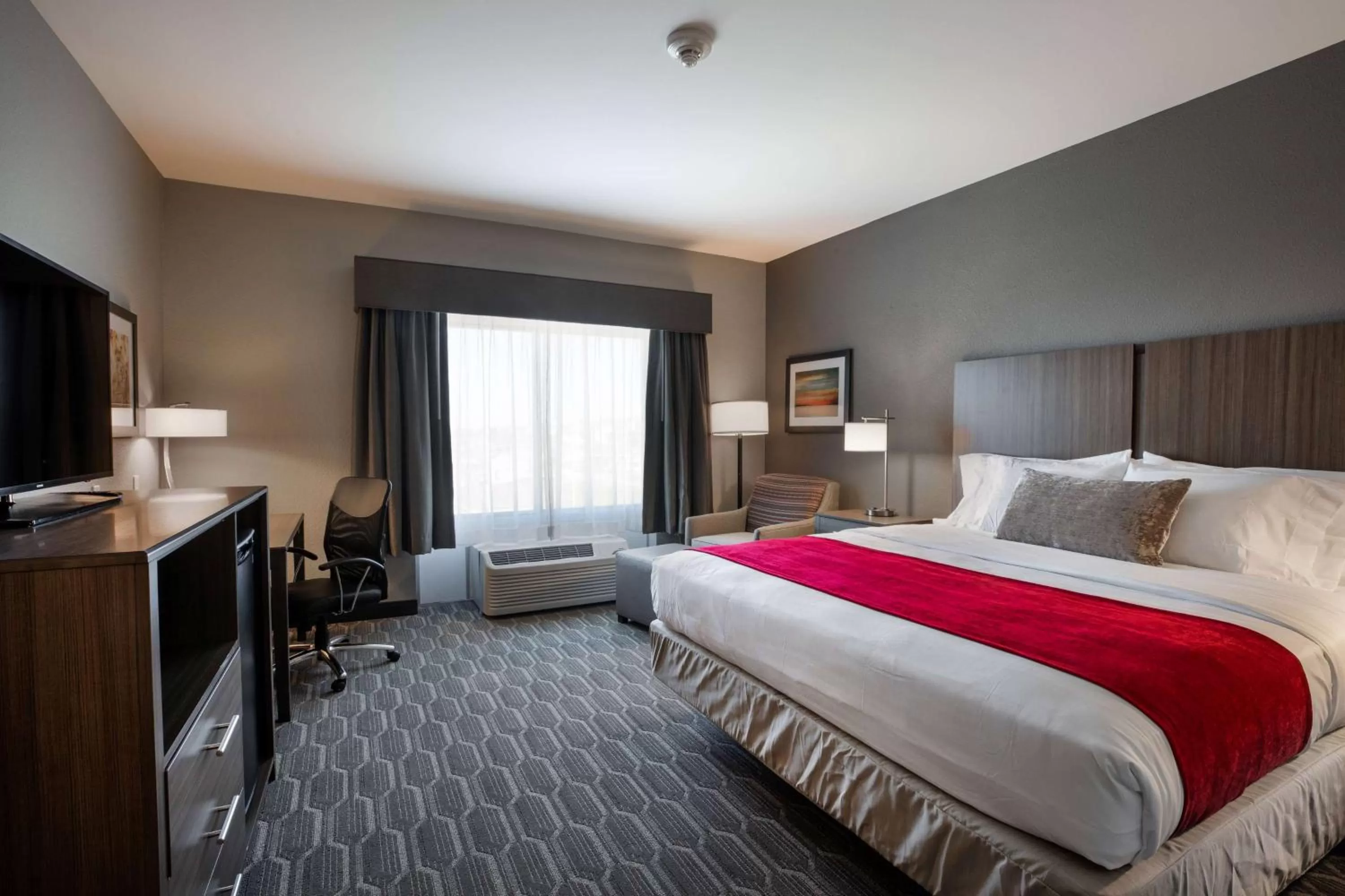 King Room with Mobility/Hearing Access and Roll-In Shower, Non-Smoking in StoneHill Lawrence, Trademark Collection by Wyndham