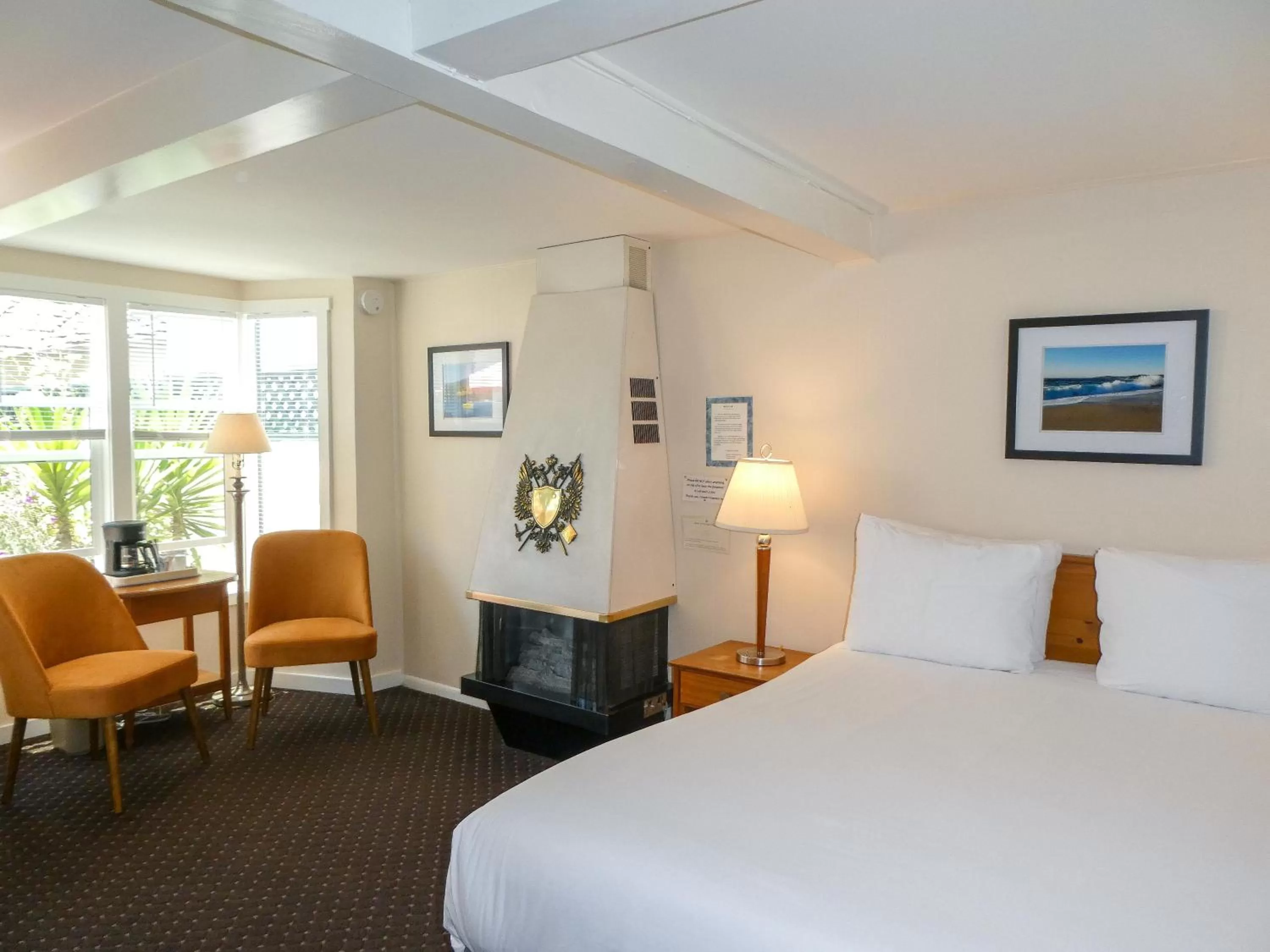 Lincoln Room, 1 Queen - Pet-Friendly in Carmel Fireplace Inn