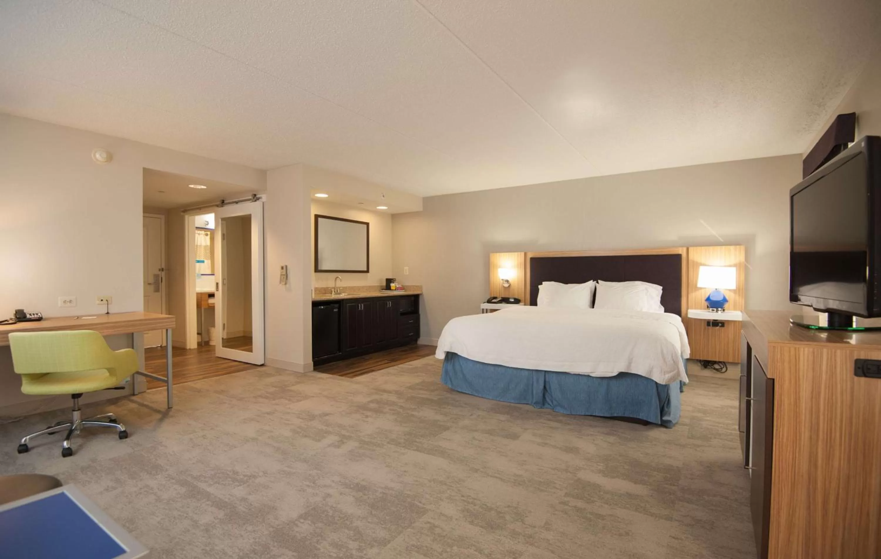 Corner King Studio with Sofa Bed in Hampton Inn Doylestown