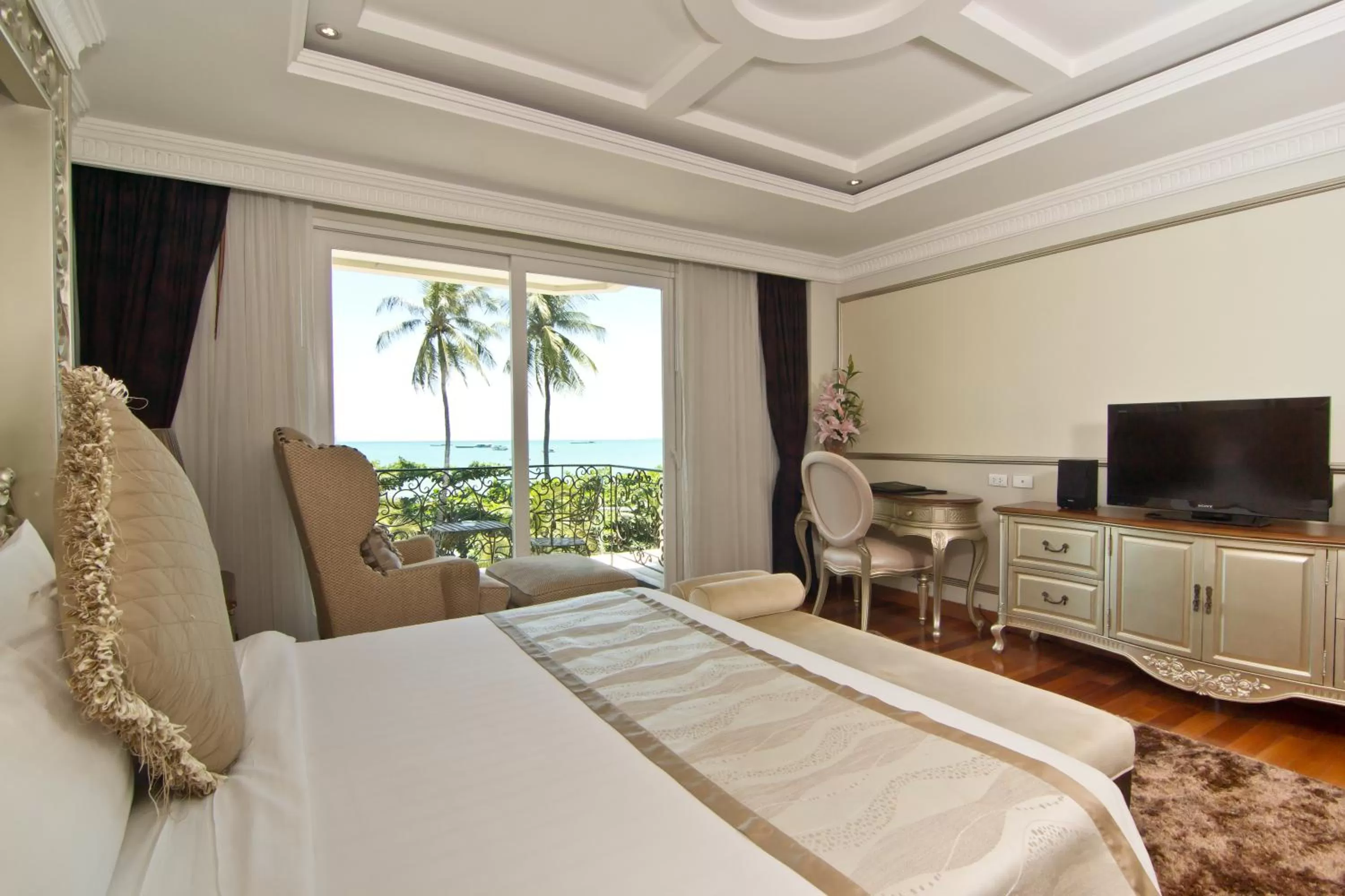 Deluxe Double Room - Beach Front in LK The Empress