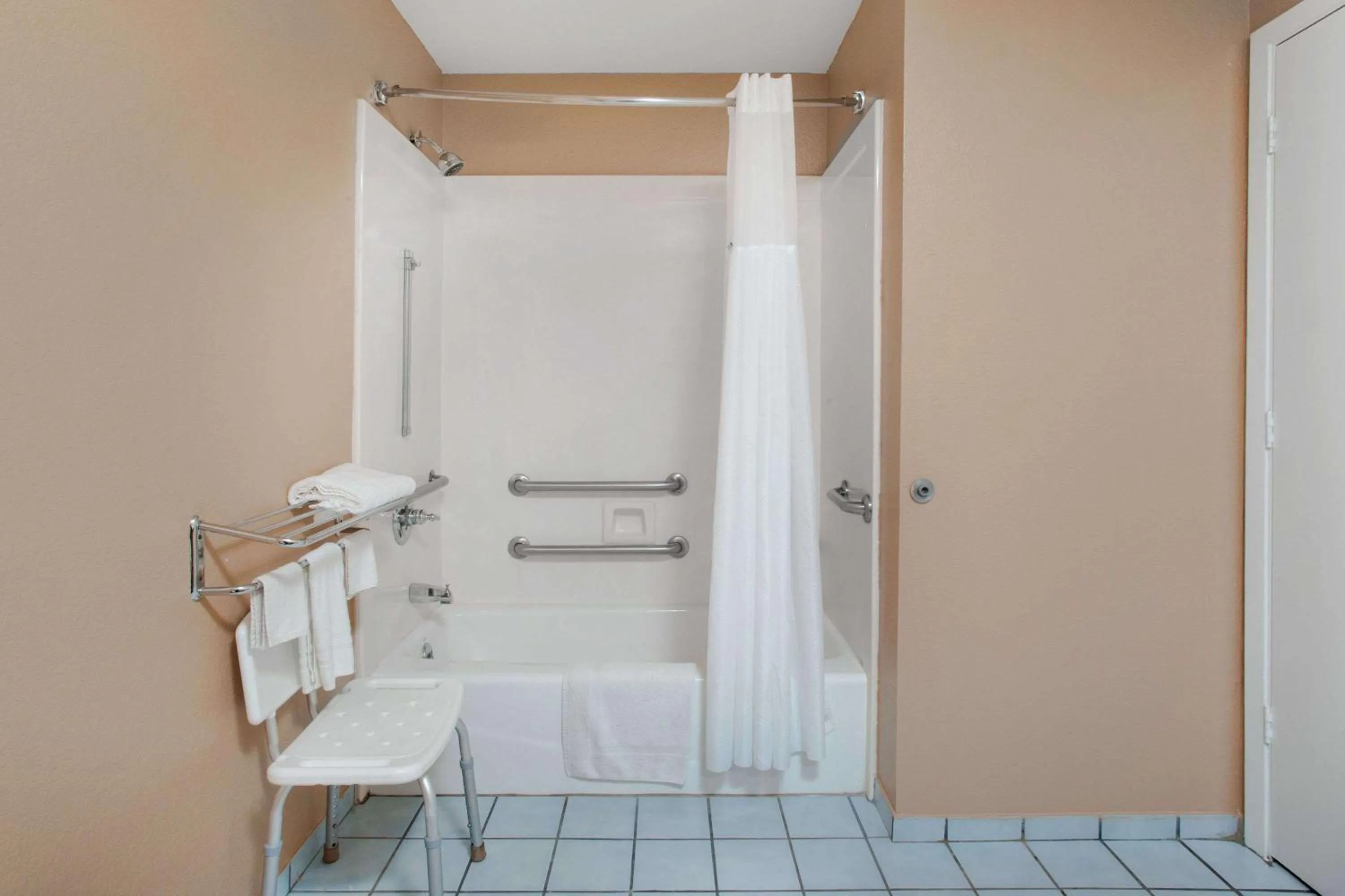 King Room with Bath Tub - Mobility/Hearing Accessible - Non-Smoking in Super 8 by Wyndham Bastrop TX