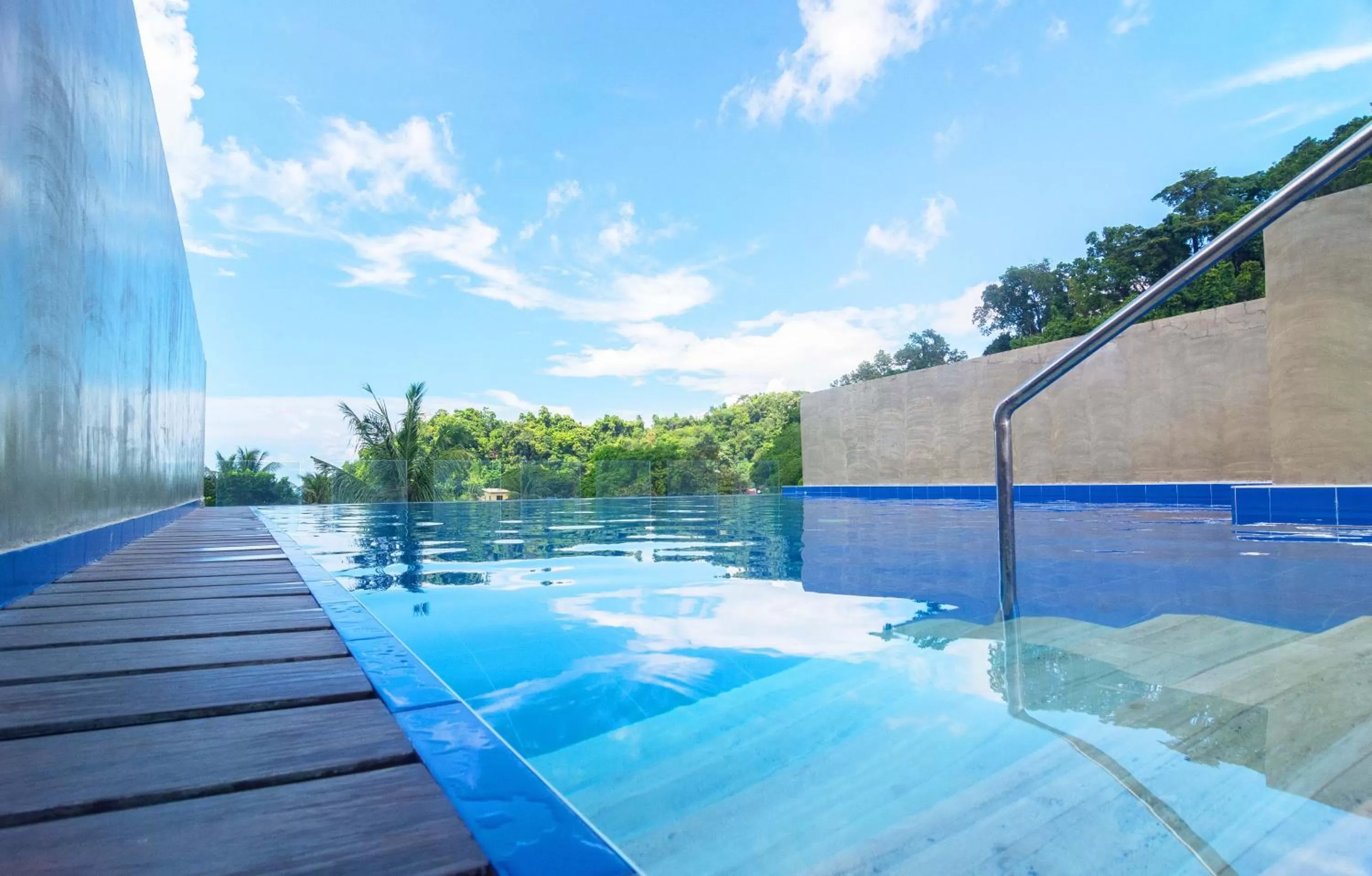 Swimming pool in Cuna Hotel