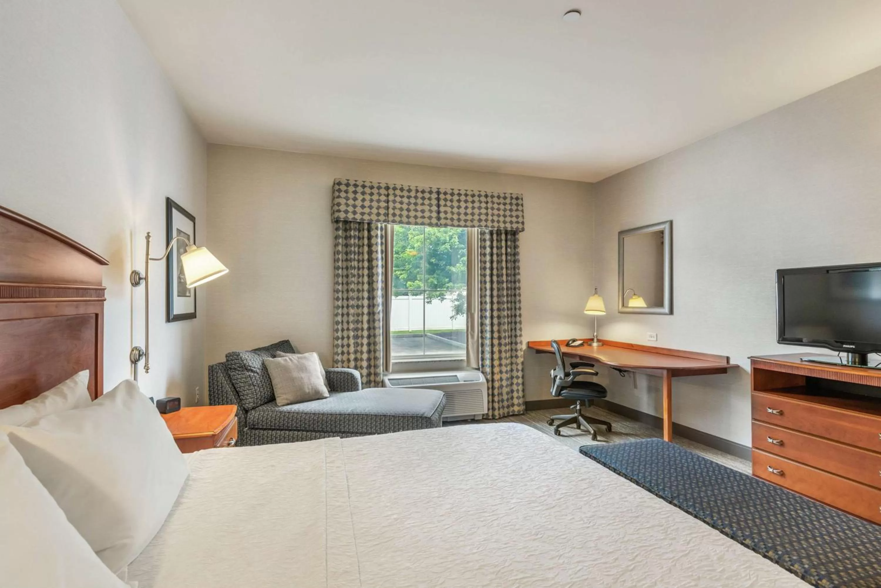 King Room with Accessible Tub - Mobility and Hearing Access/Non-Smoking in Hampton Inn & Suites Mystic