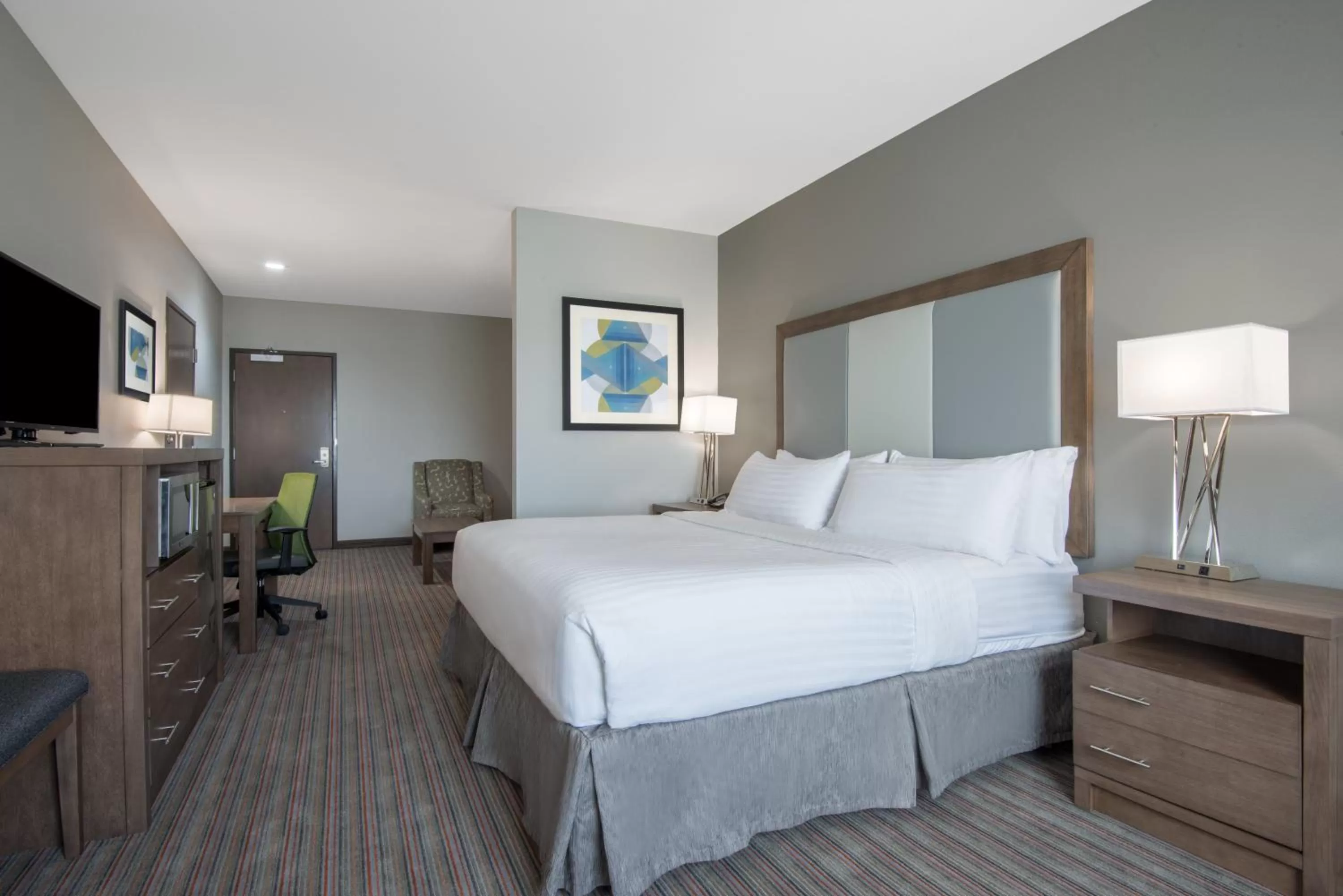 King Suite in Holiday Inn Express & Suites Stillwater - University Area by IHG