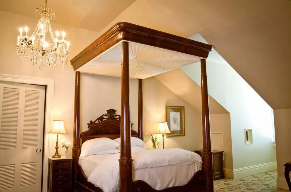 Deluxe Queen Room in Dunleith Historic Inn