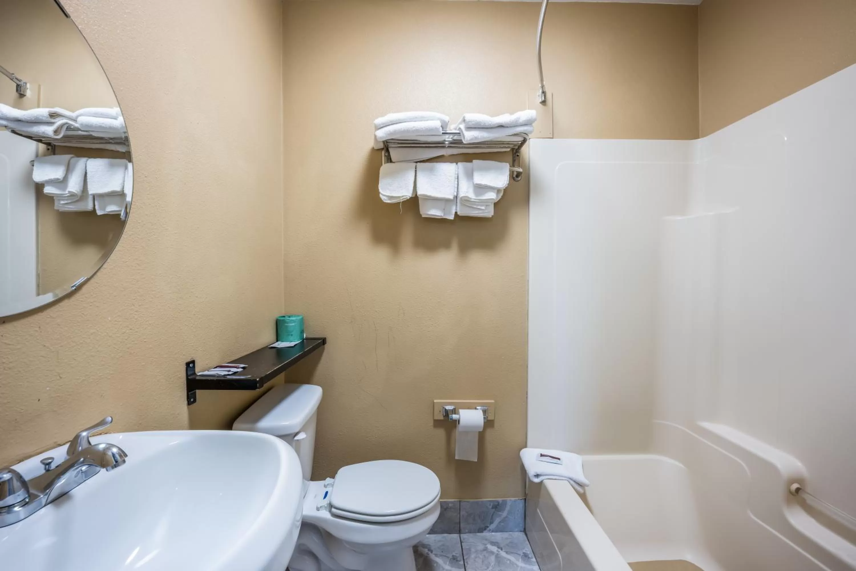 Deluxe King Room - single occupancy - Smoking in Knights Inn Trevose