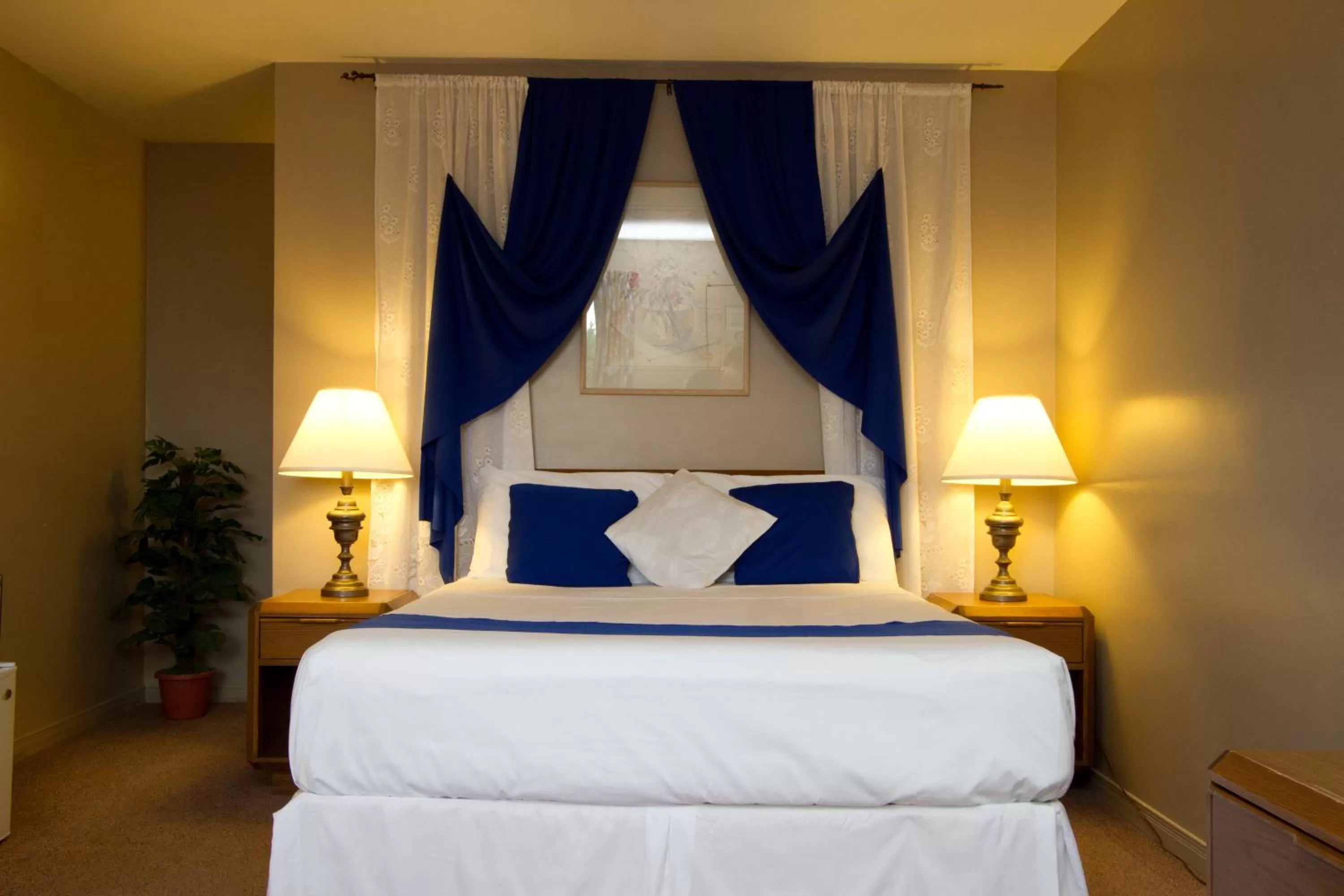 Queen Room - Non-Smoking in Knights Inn Lindsay