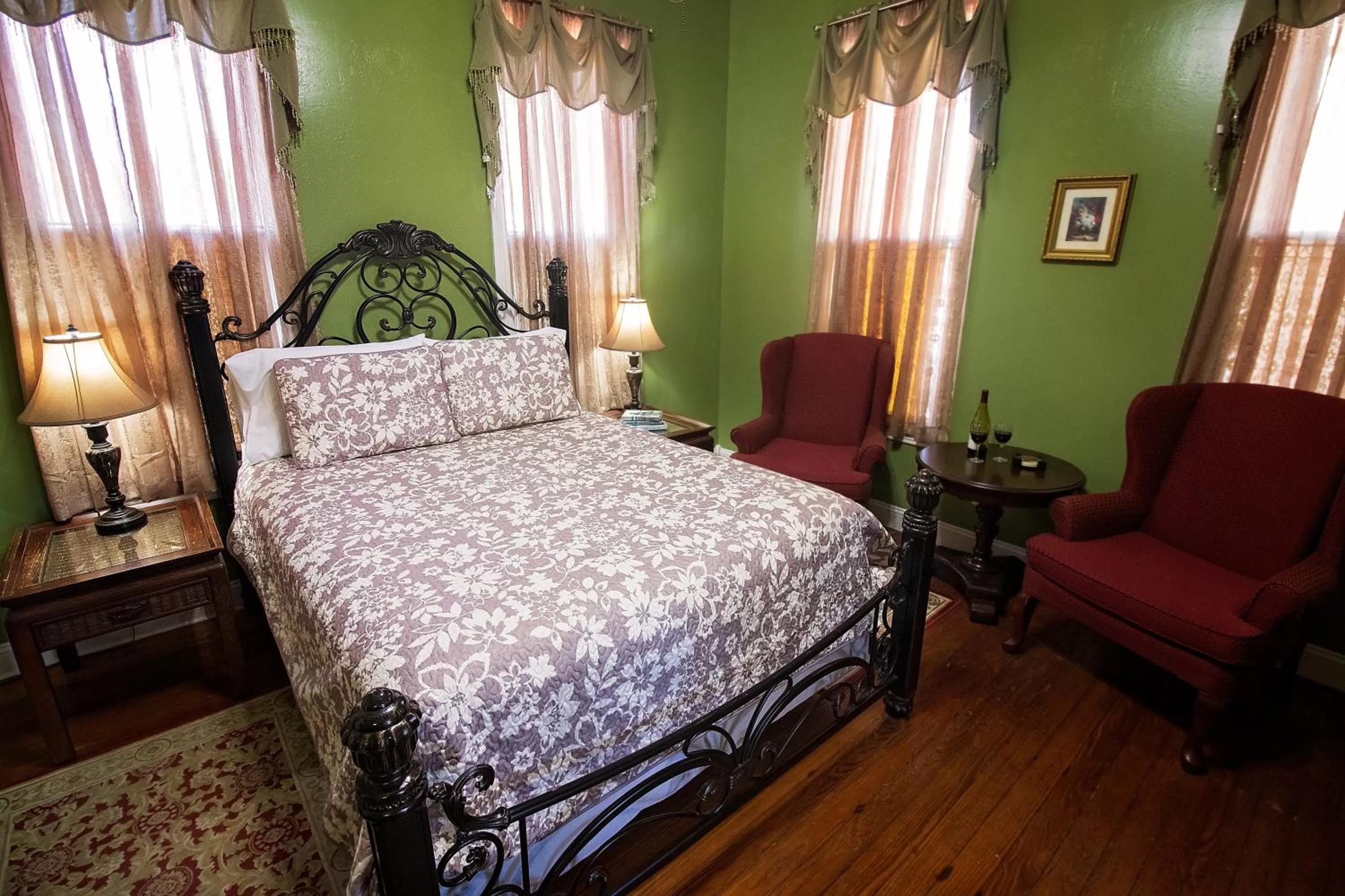 Queen Room with Garden View in White Oak Manor Bed and Breakfast