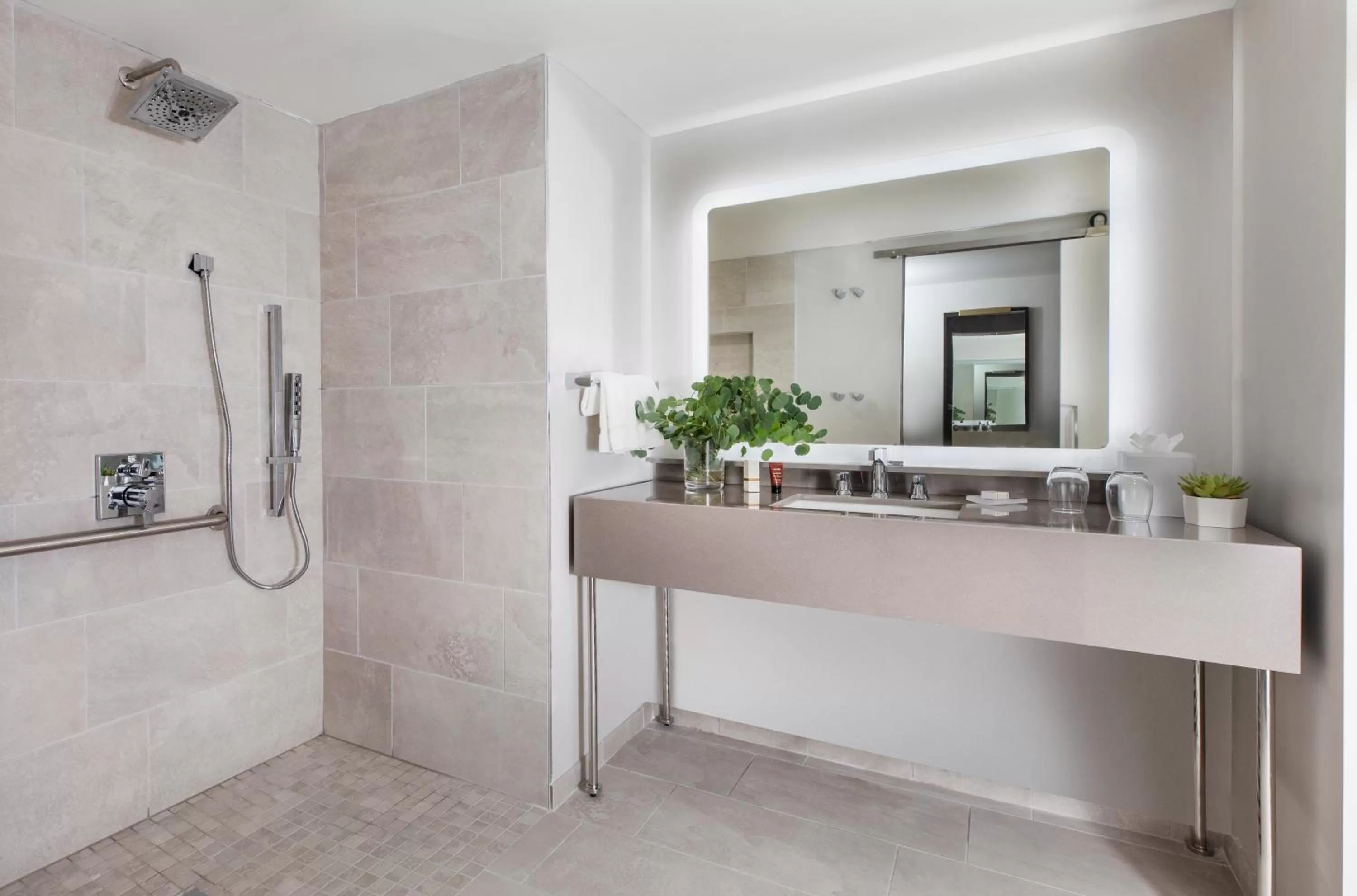 	King Studio Suite with Balcony - Disability Access in Hotel Madera