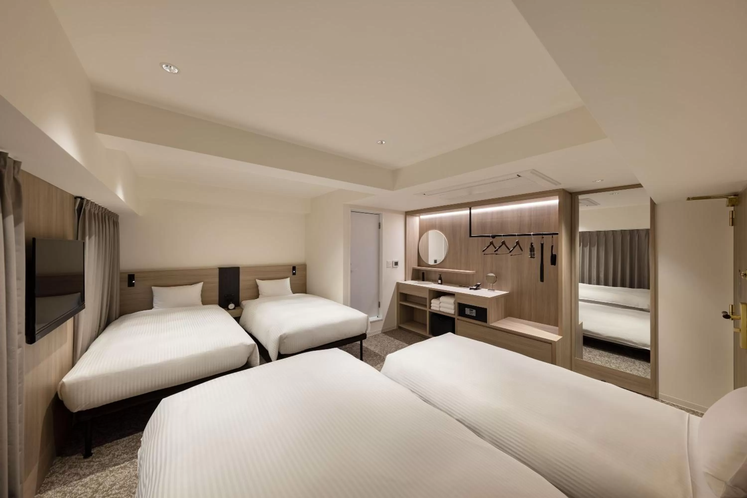 Family Room (3 Single Beds + 1 Sofa Bed) in the b namba-kuromon