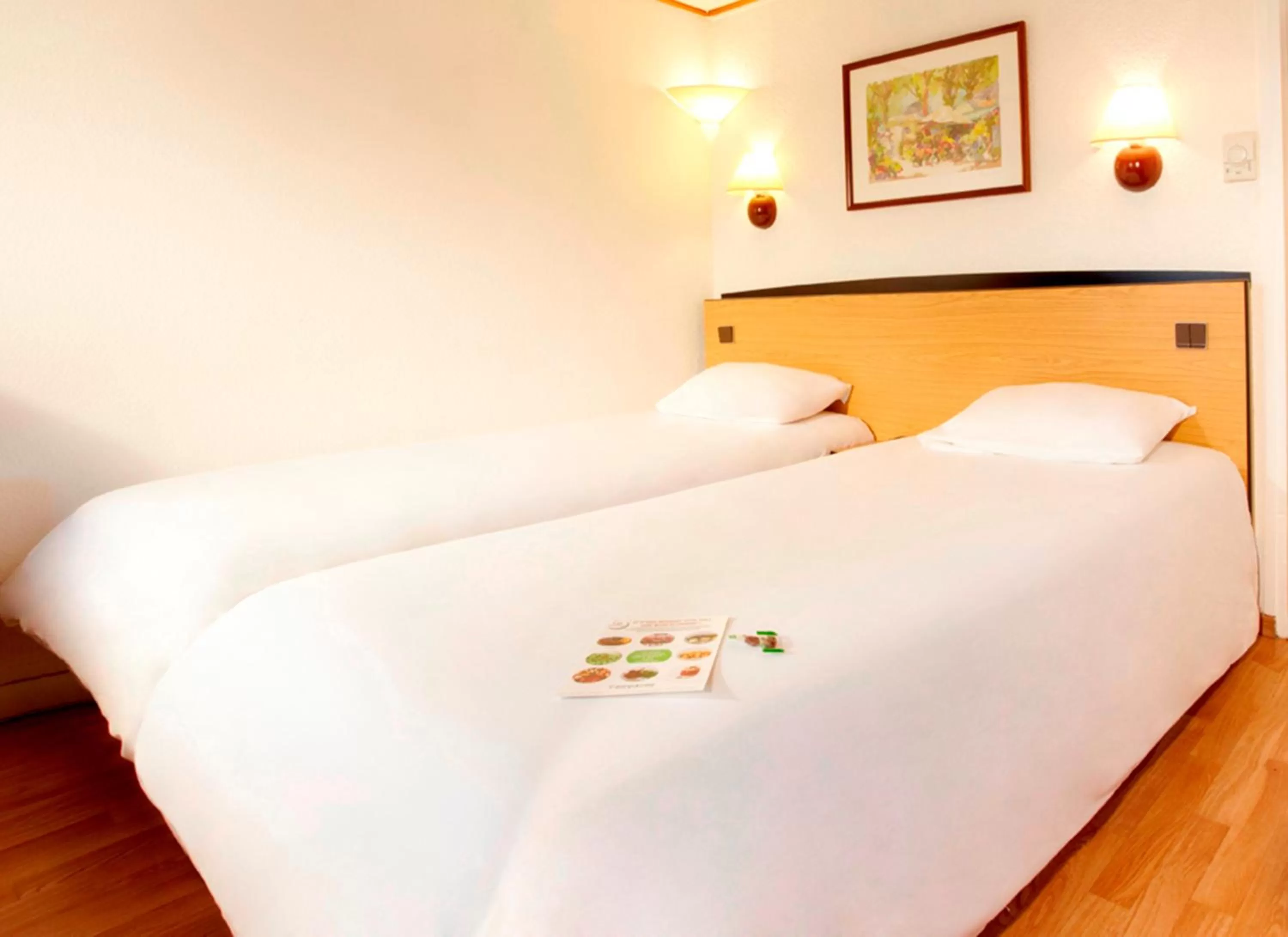 Bedroom, Bed in Campanile Dunkerque Est - Armbouts-Cappel