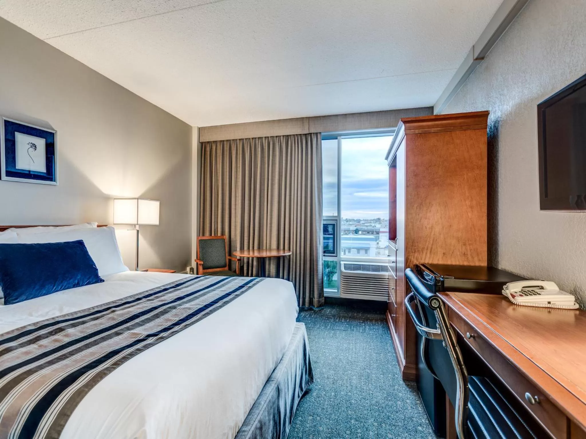 Deluxe Queen Room in Heritage Inn Hotel & Convention Centre - Saskatoon
