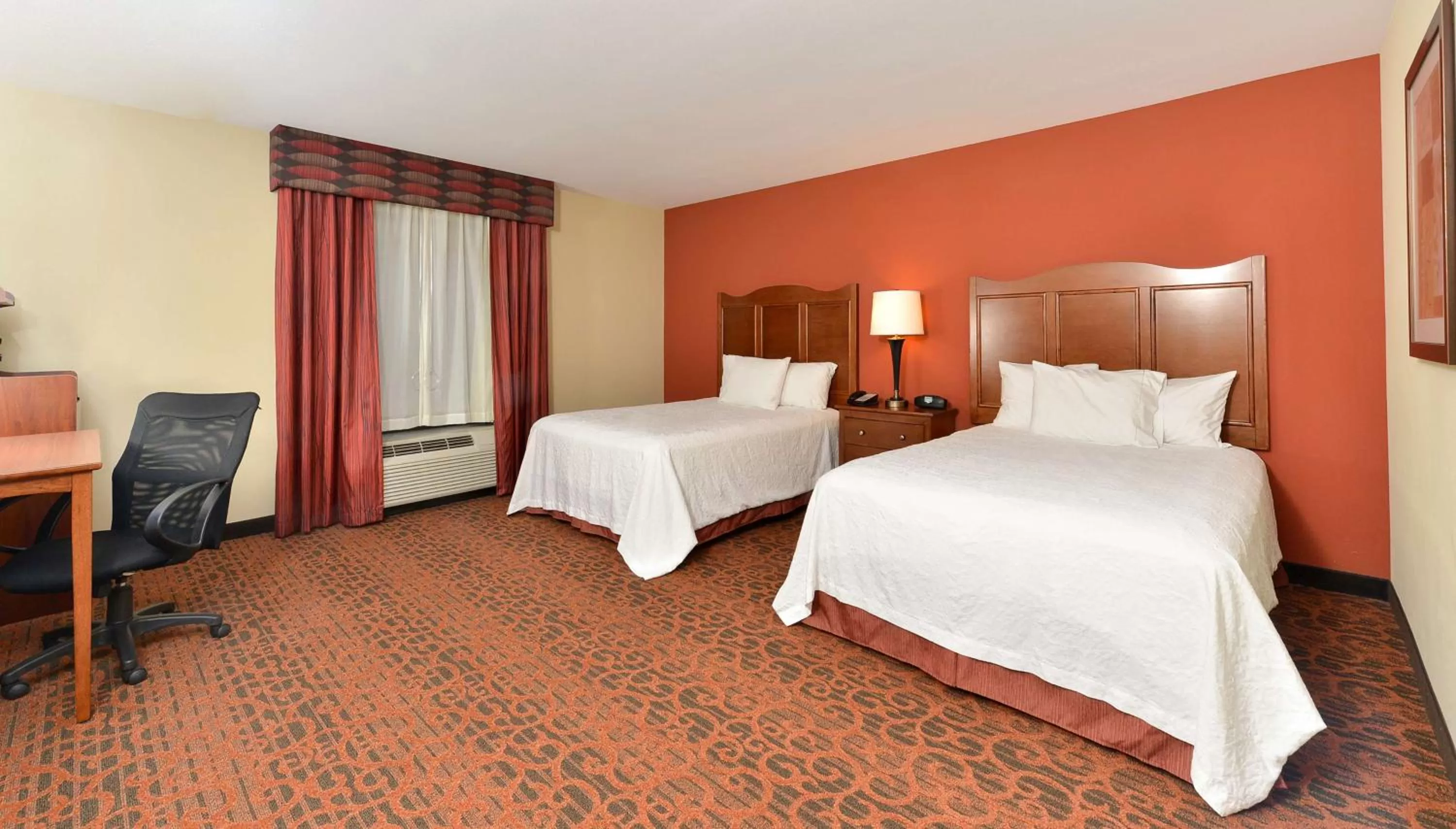Queen Room with Two Queen Beds - Mobility and Hearing Access/Non-Smoking in Hampton Inn Muscatine