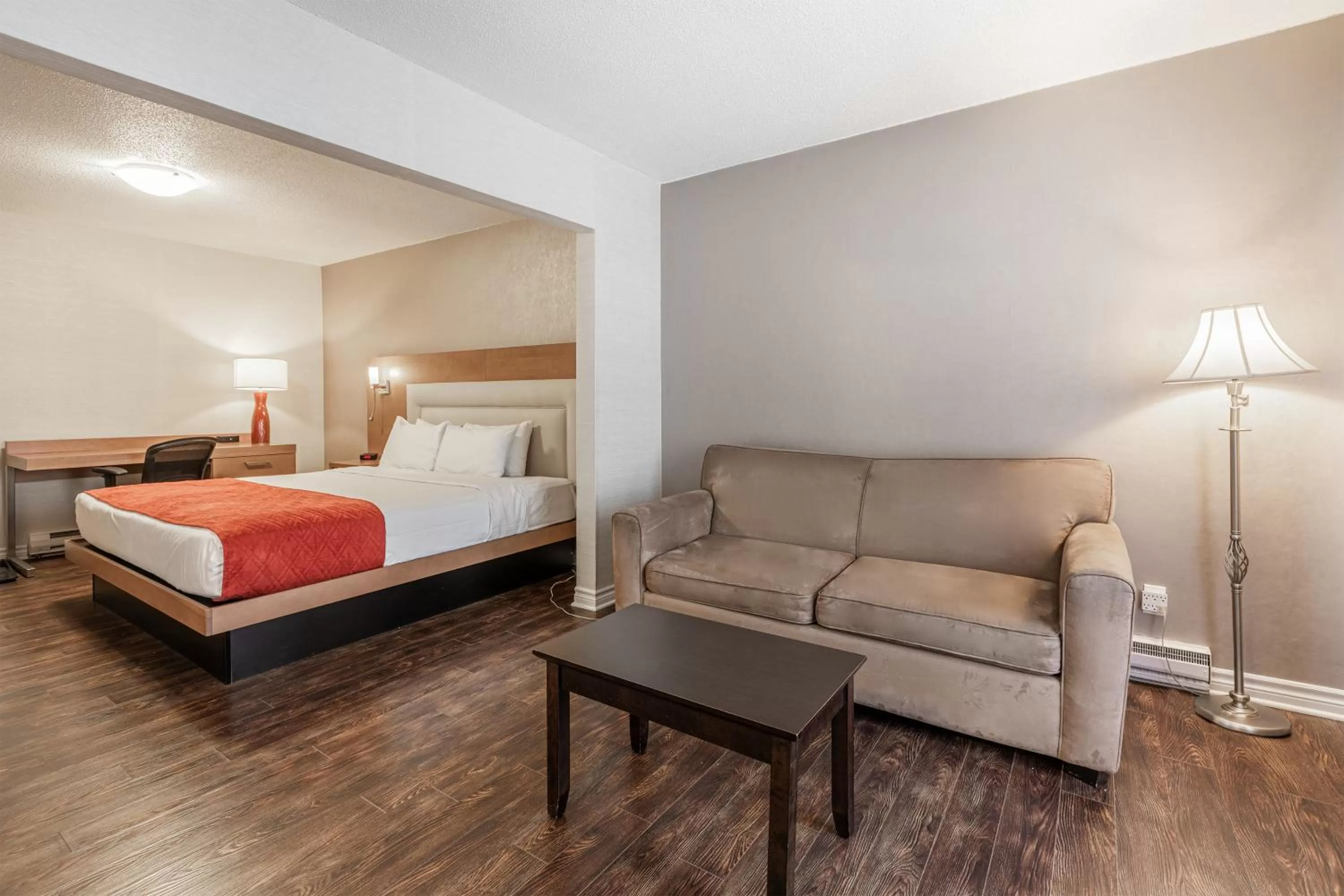 One Queen Bed with Kitchenette in Hotel Universel