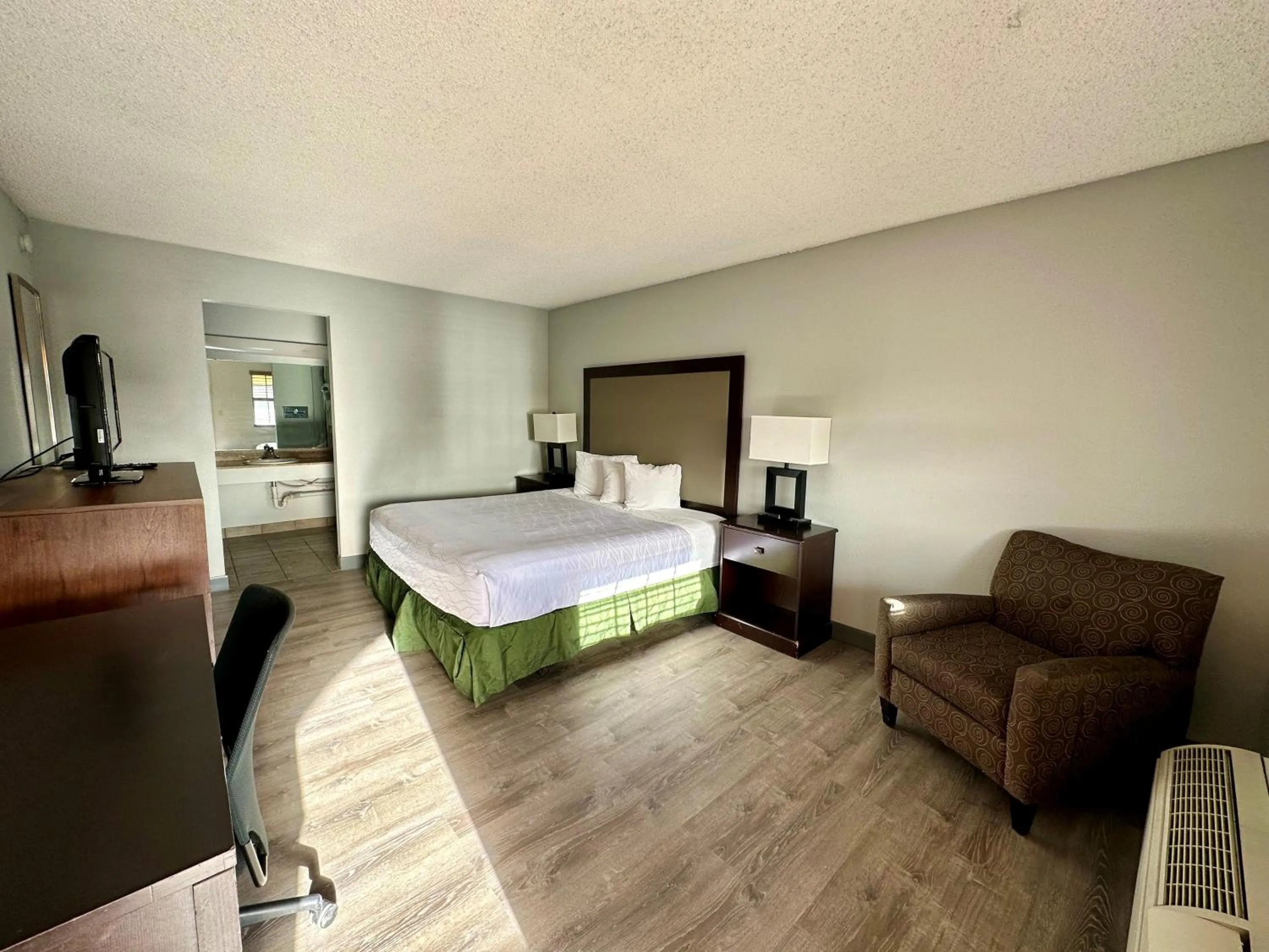 Standard King Room - Smoking in Silver Queen Inn