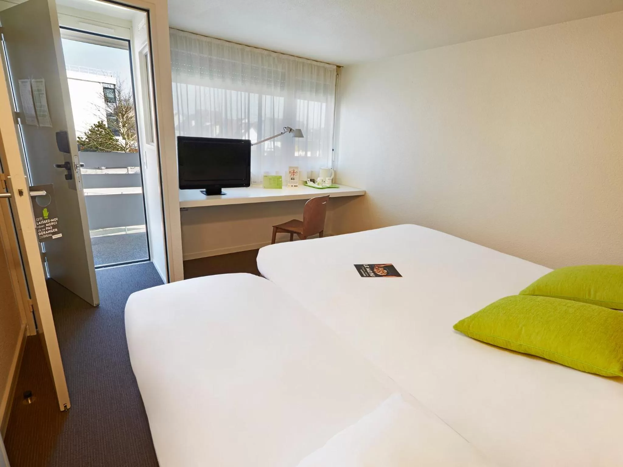 New Generation Triple Room (1 Double Bed + 1 Junior Bed) in Campanile NATURE - Marne La Vallée - Chelles