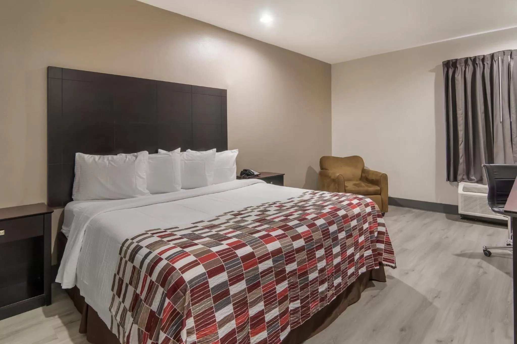 Superior King Room - single occupancy - Disability Access/Non-Smoking in Red Roof Inn Terrell