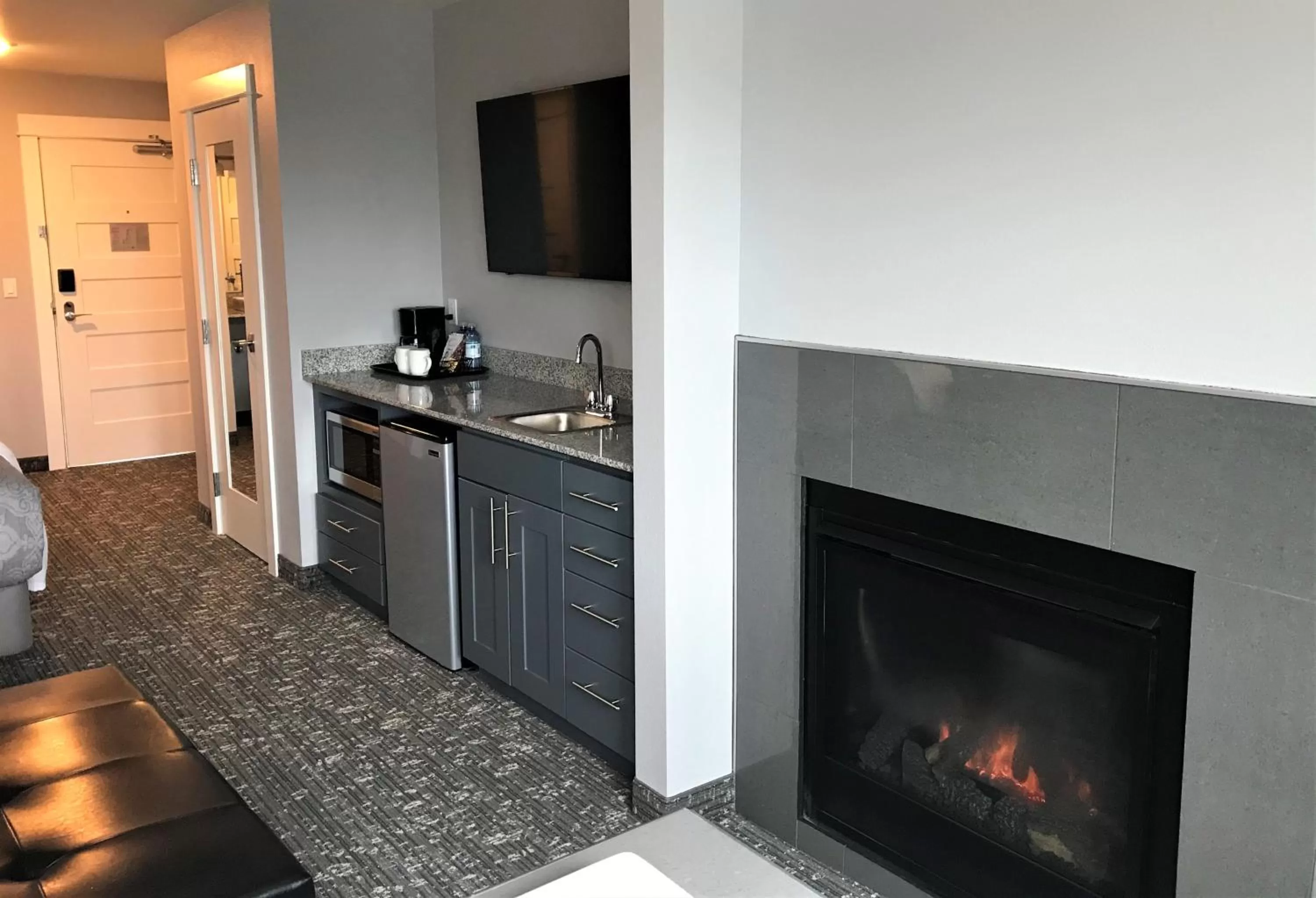 Partial Oceanview, Jetted Tub, Fireplace, Accessible (Tidal Suite) in Starfish Manor Oceanfront Hotel