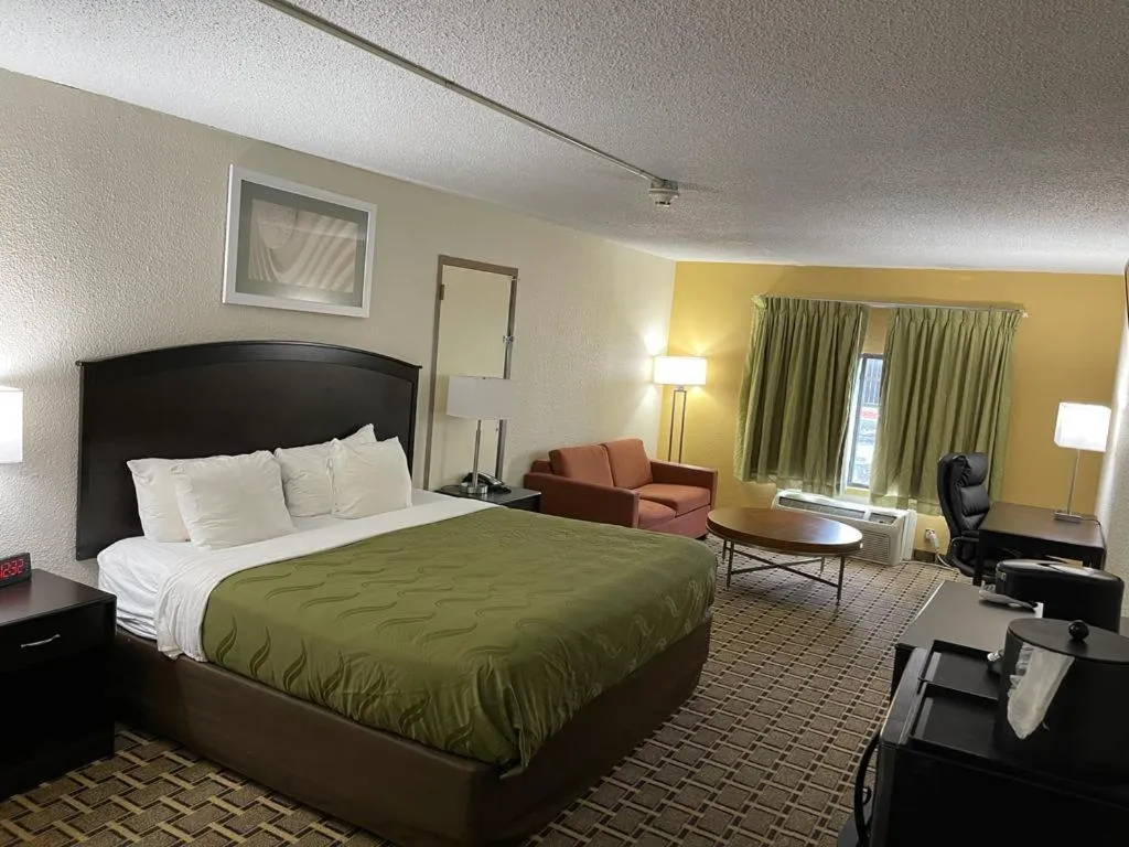 Standard King Room in Quality Inn