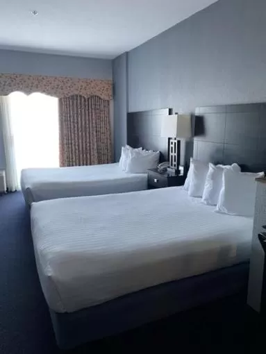  2 queen beds lake view in Lakeside Resort & Conference Center
